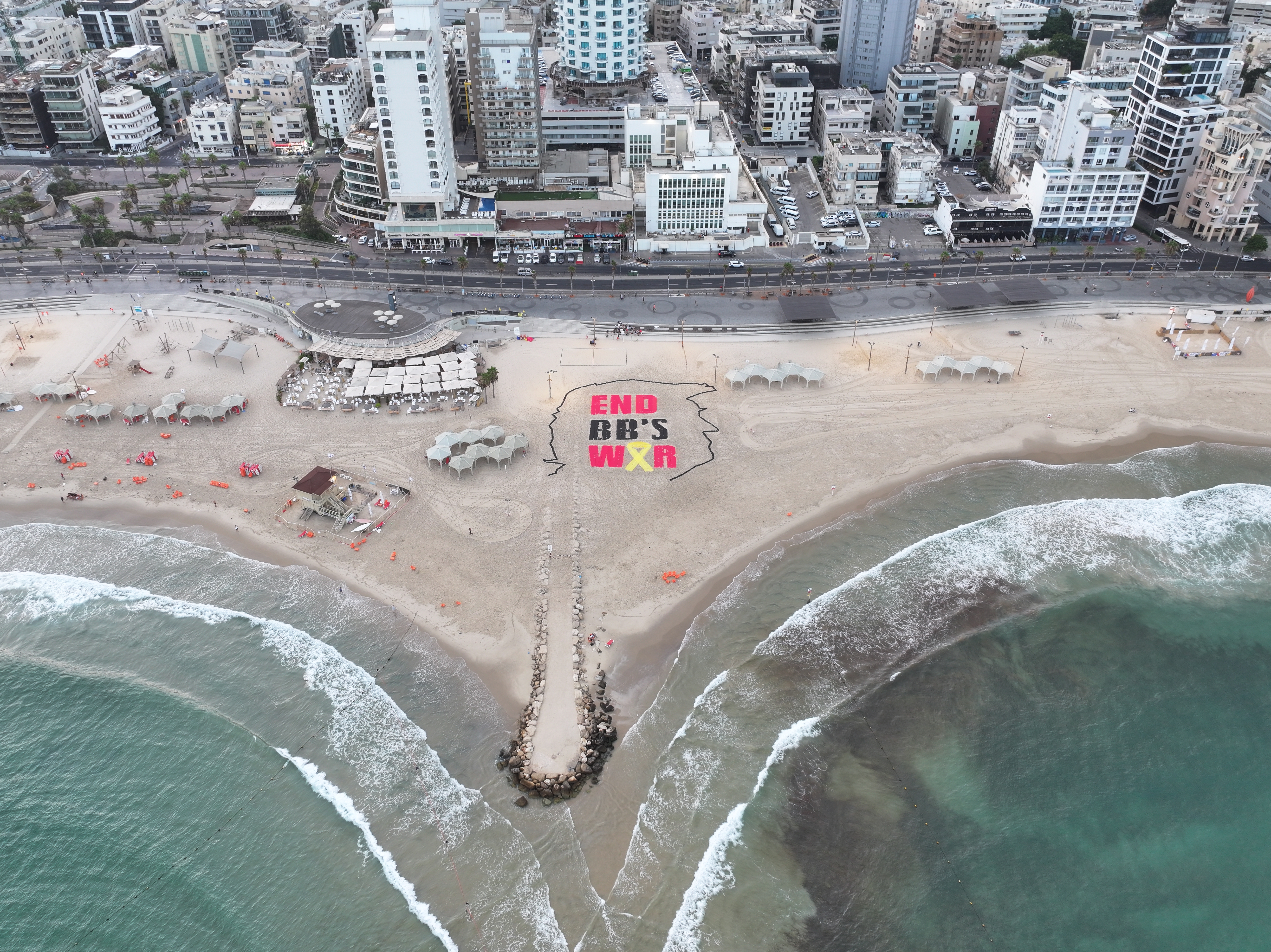 TEL AVIV, IZRAEL - 8. AUGUST 2025. - Ogromna poruka sa zahtjevom za okončanje rata ispisana je na pijesku u blizini Ambasade Sjedinjenih Američkih Država u Tel Avivu.