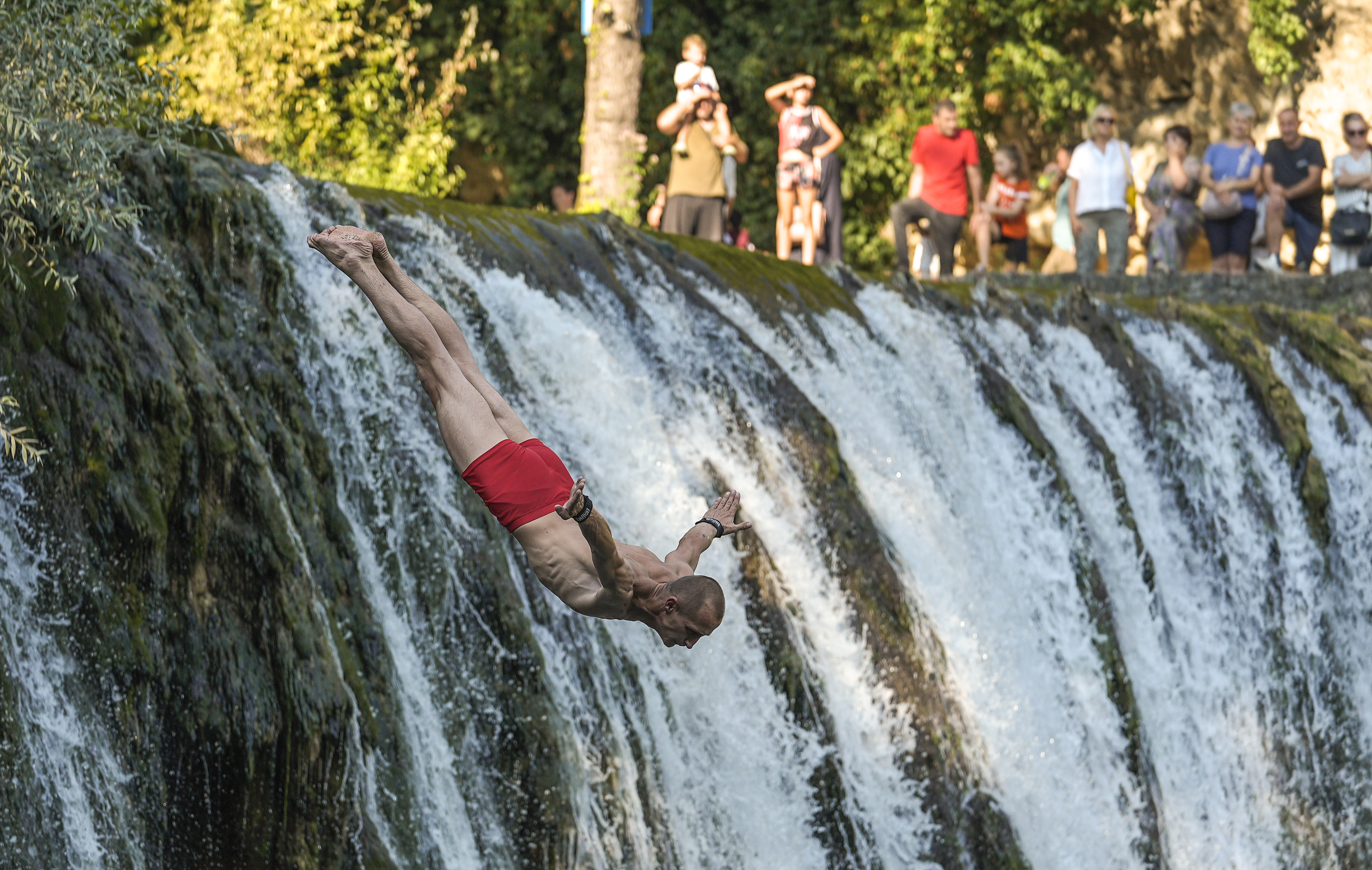 AA-20250809-38786809-38786784-DESETI_SKOKOVI_S_VODOPADA_U_JAJCU