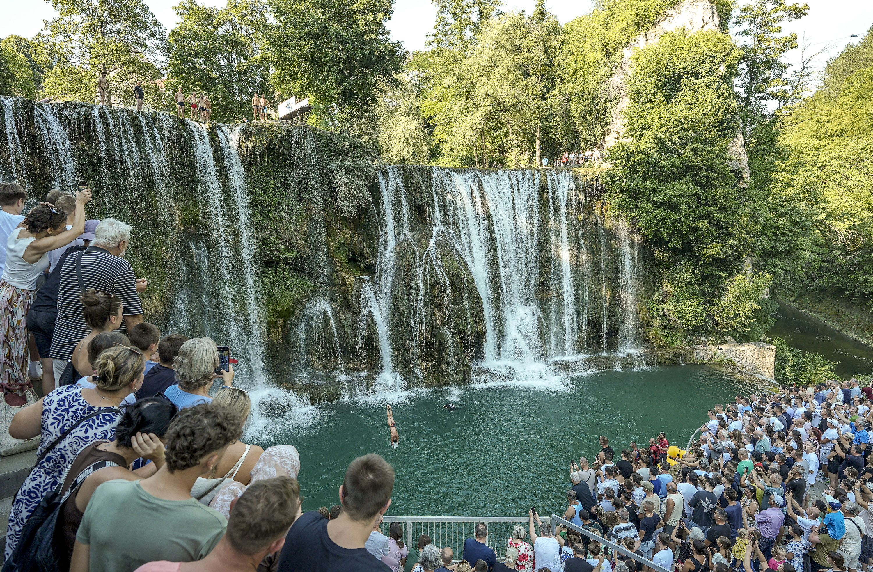 AA-20250809-38786809-38786779-DESETI_SKOKOVI_S_VODOPADA_U_JAJCU