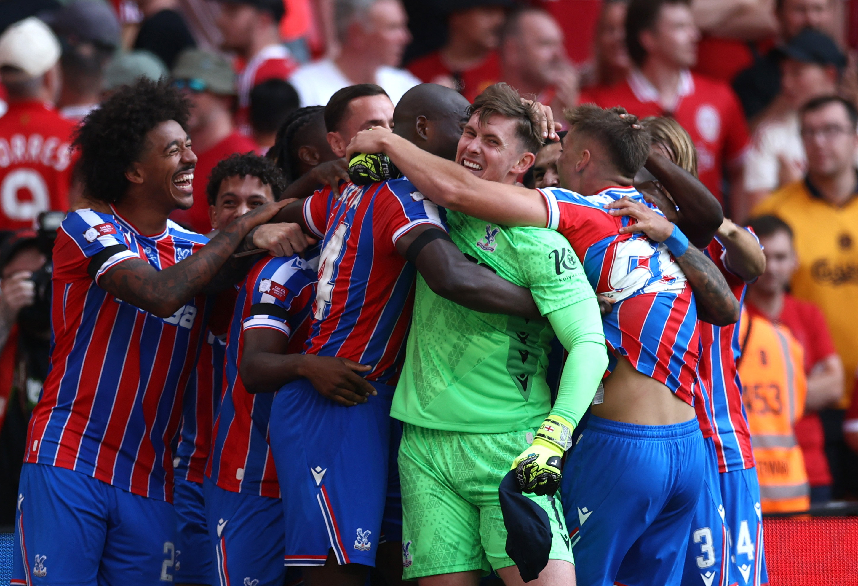 Soccer Football - FA Community Shield - Crystal Palace v Liverpool - Wembley Stadium, London, Britain - August 10, 2025 Crystal Palace's Dean Henderson celebrates with teammates after winning the FA Community Shield REUTERS/Toby Melville
