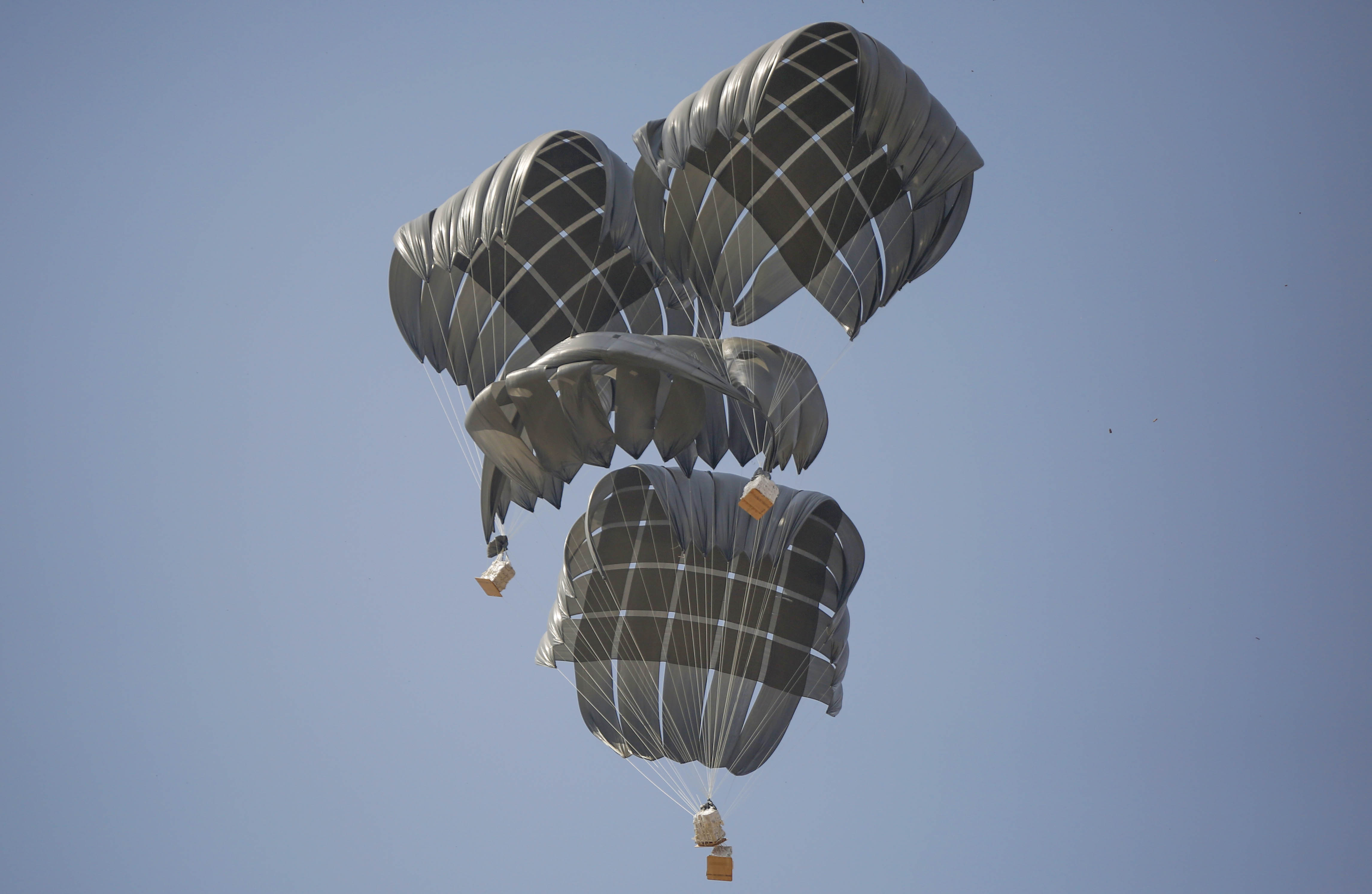 DEIR AL-BALAH, GAZA - 12. august 2025:Dostavljanje pomoći iz zraka se nastavlja iznad Pojasa Gaze dok avioni padobranima ispuštaju humanitarne zalihe iznad centralnog grada Deir al-Balah u Gazi, 12. augusta 2025. ( Mohammed Nassar - Anadolu Agency )