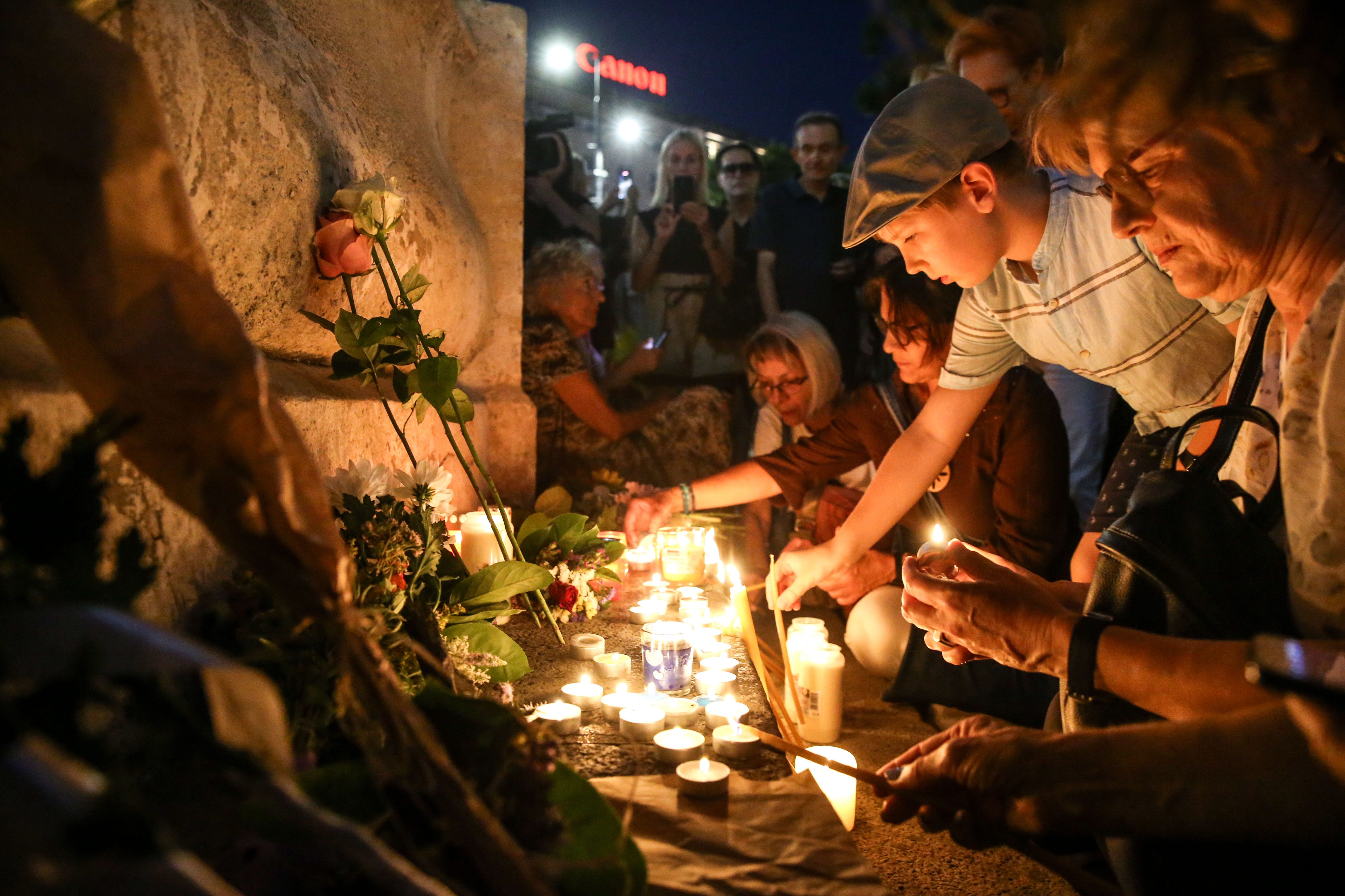 BEOGRAD, SRBIJA - 12. avgust 2025: Građani Beograda okupili su se u utorak kod Terazijske česme kako bi paljenjem svijeća i ostavljanjem cvijeća odali počast Arsenu, Matiji i Gabi Novak ( Filip Stevanovic - Anadolu Agency )