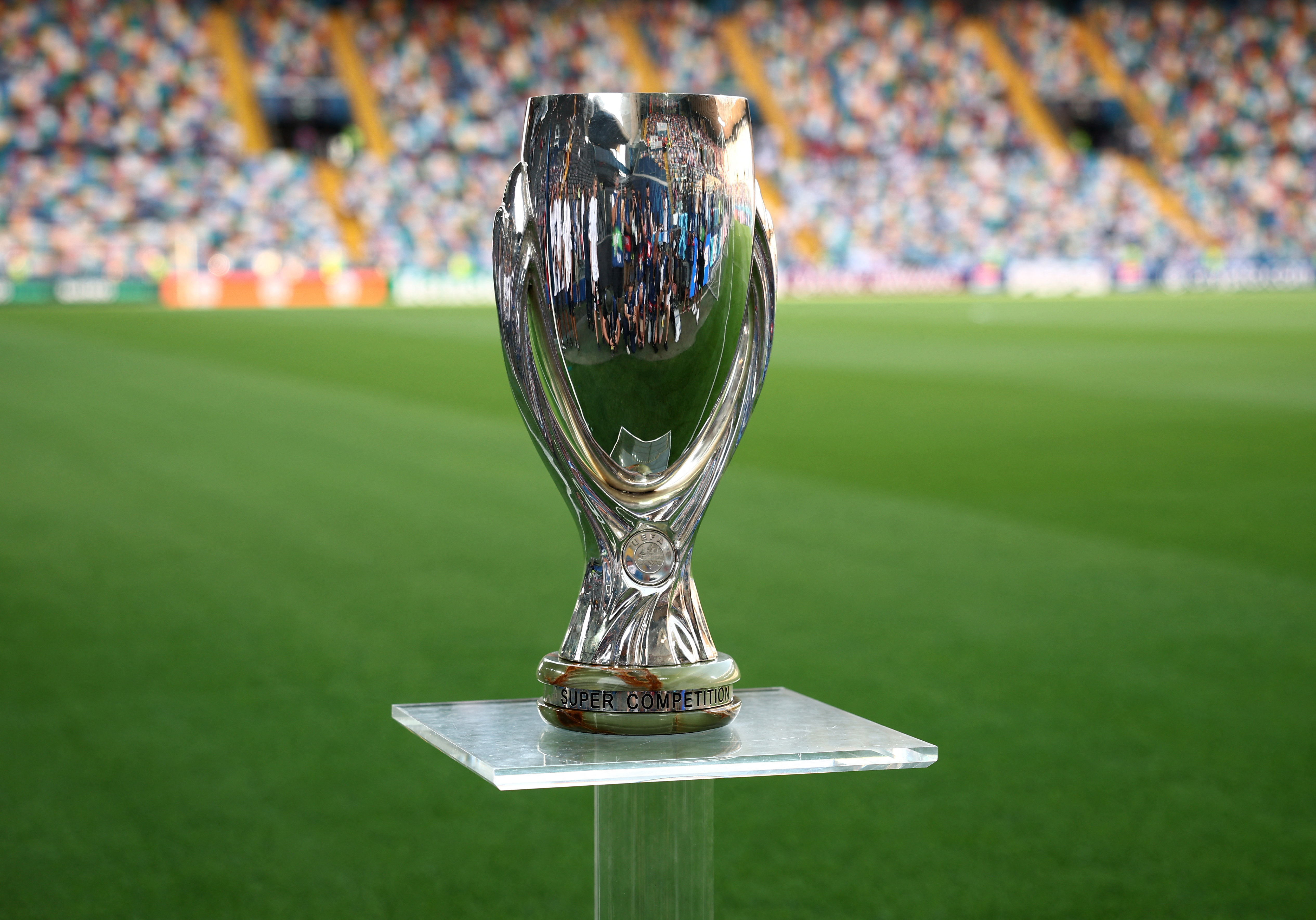Soccer Football - UEFA Super Cup - Final - Paris St Germain v Tottenham Hotspur - Bluenergy Stadium, Udine, Italy - August 13, 2025 General view of the Super Cup trophy before the match REUTERS/Guglielmo Mangiapane