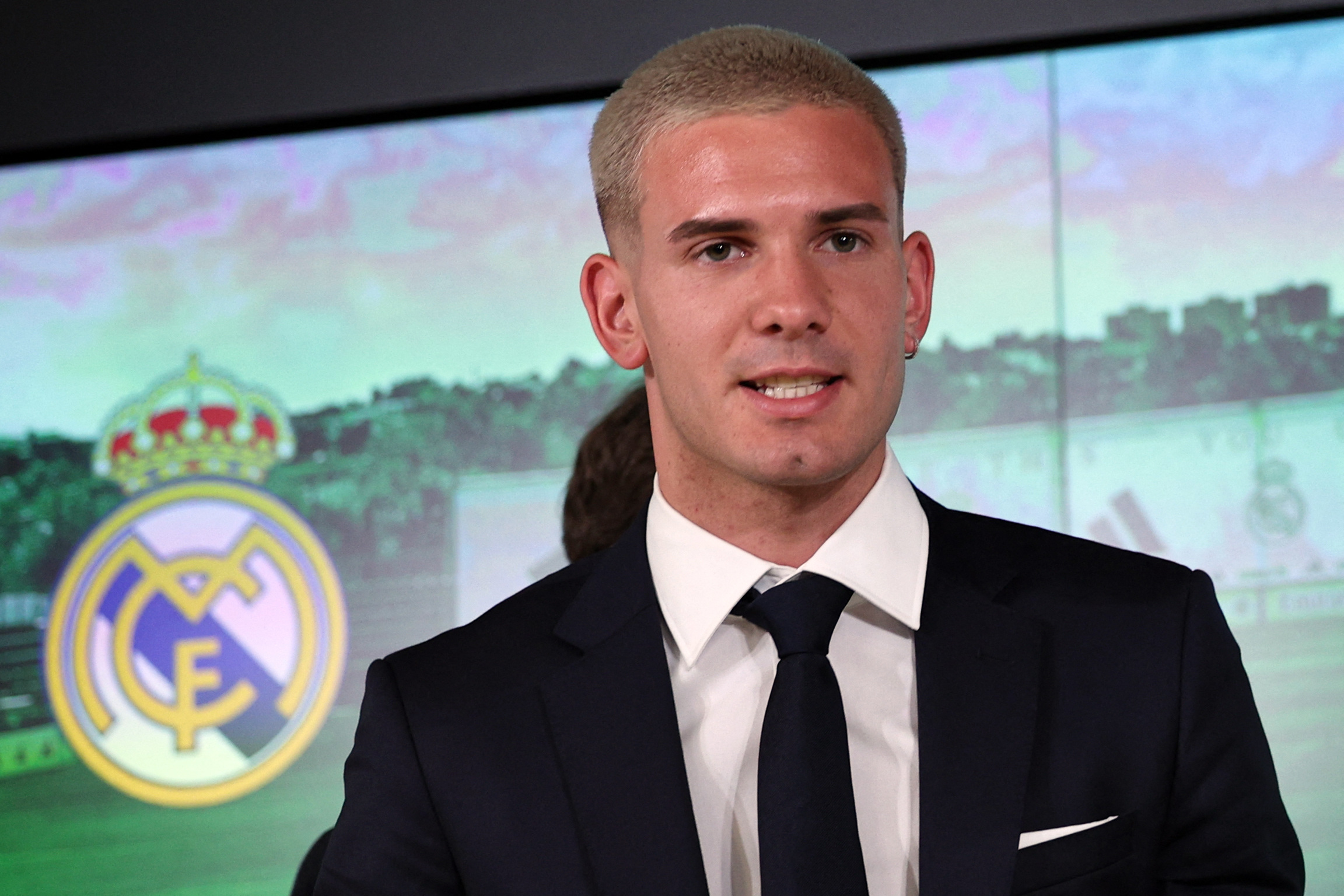 Soccer Football - Real Madrid Unveil Franco Mastantuono - Ciudad Real Madrid, Valdebebas, Madrid, Spain - August 14, 2025  New Real Madrid signing Franco Mastantuono during the presentation REUTERS/Violeta Santos Moura
