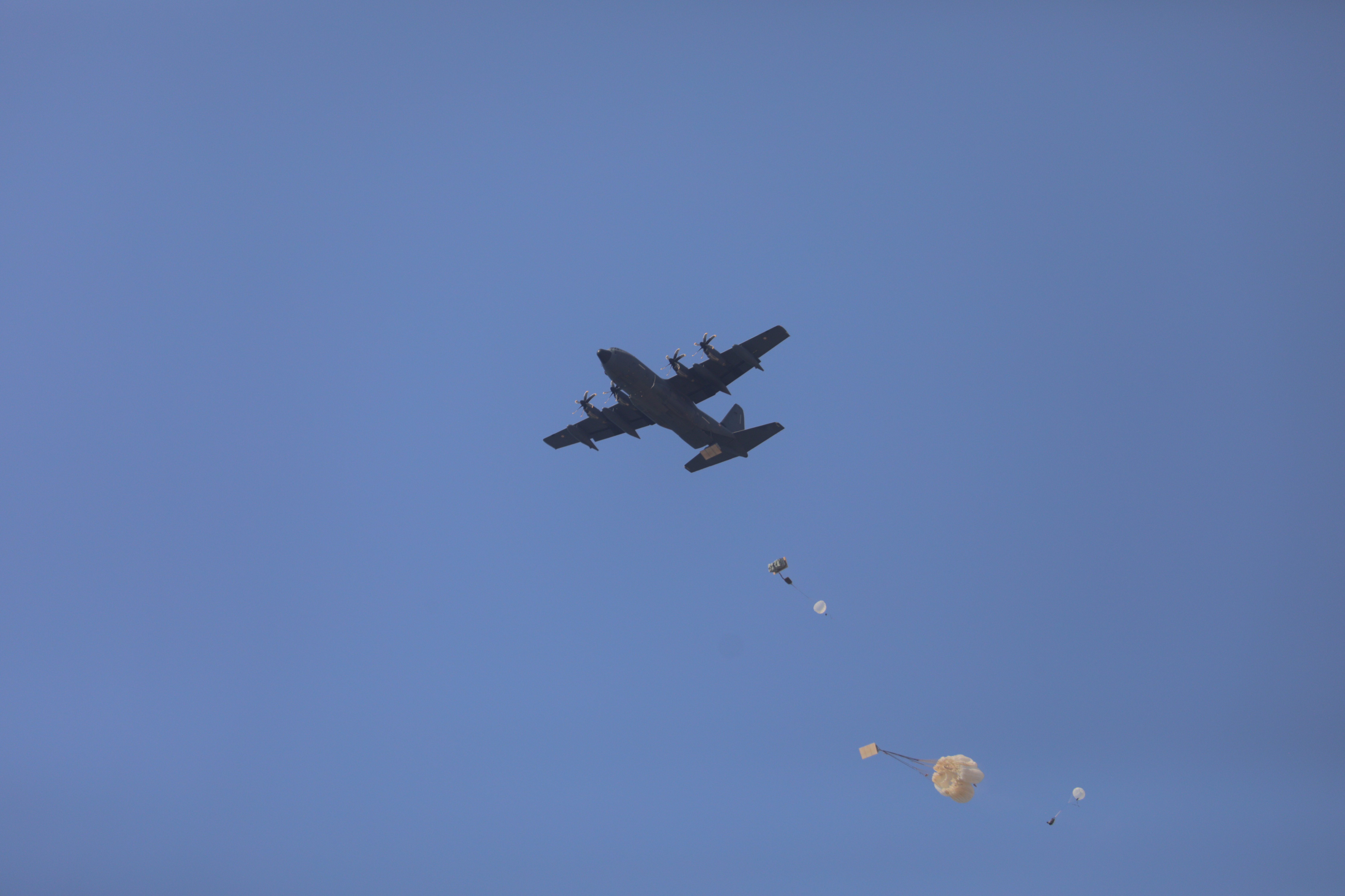 DEIR AL-BALAH, GAZA, PALESTINA - 15. AUGUST 2025.Humanitarna pomoć iz zraka je dopremljena padobranima na području izbjegličkog kampa Nuseirat u jeku nastavka izraelske blokade i napade na Pojas Gaze. ( Hassan Jedi  - Anadolu Agency )