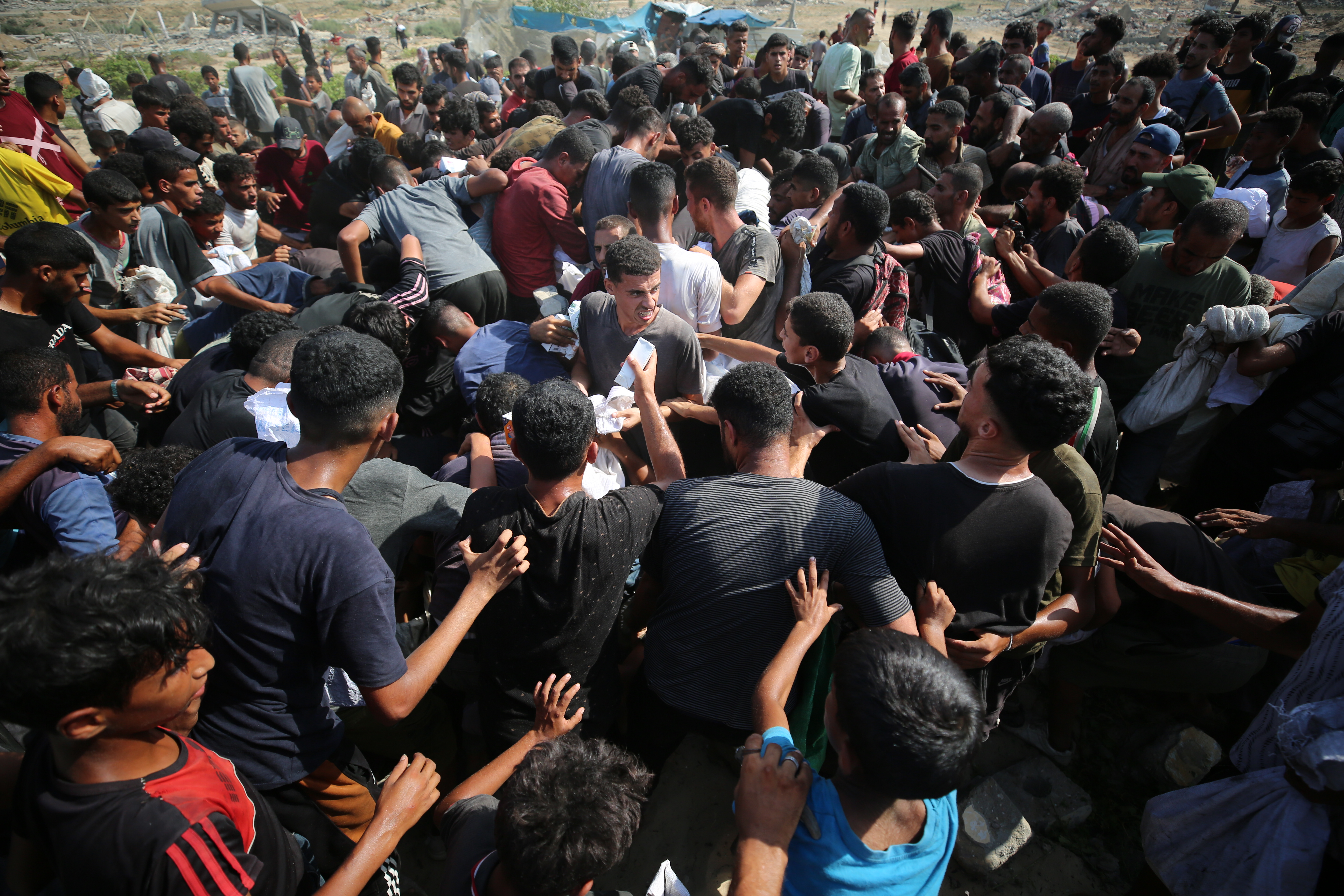 DEIR AL-BALAH, GAZA, PALESTINA - 15. AUGUST 2025.Humanitarna pomoć iz zraka je dopremljena padobranima na području izbjegličkog kampa Nuseirat u jeku nastavka izraelske blokade i napade na Pojas Gaze. ( Hassan Jedi - Anadolu Agency )