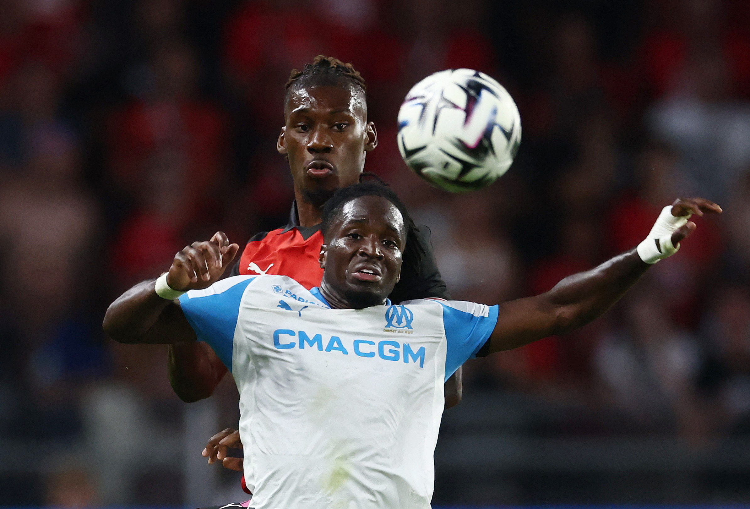 Soccer Football - Ligue 1 - Rennes v Olympique Marseille - Roazhon Park, Rennes, France - August 15, 2025 Olympique Marseille's Jonathan Rowe in action with Rennes' Christopher Wooh REUTERS/Stephane Mahe