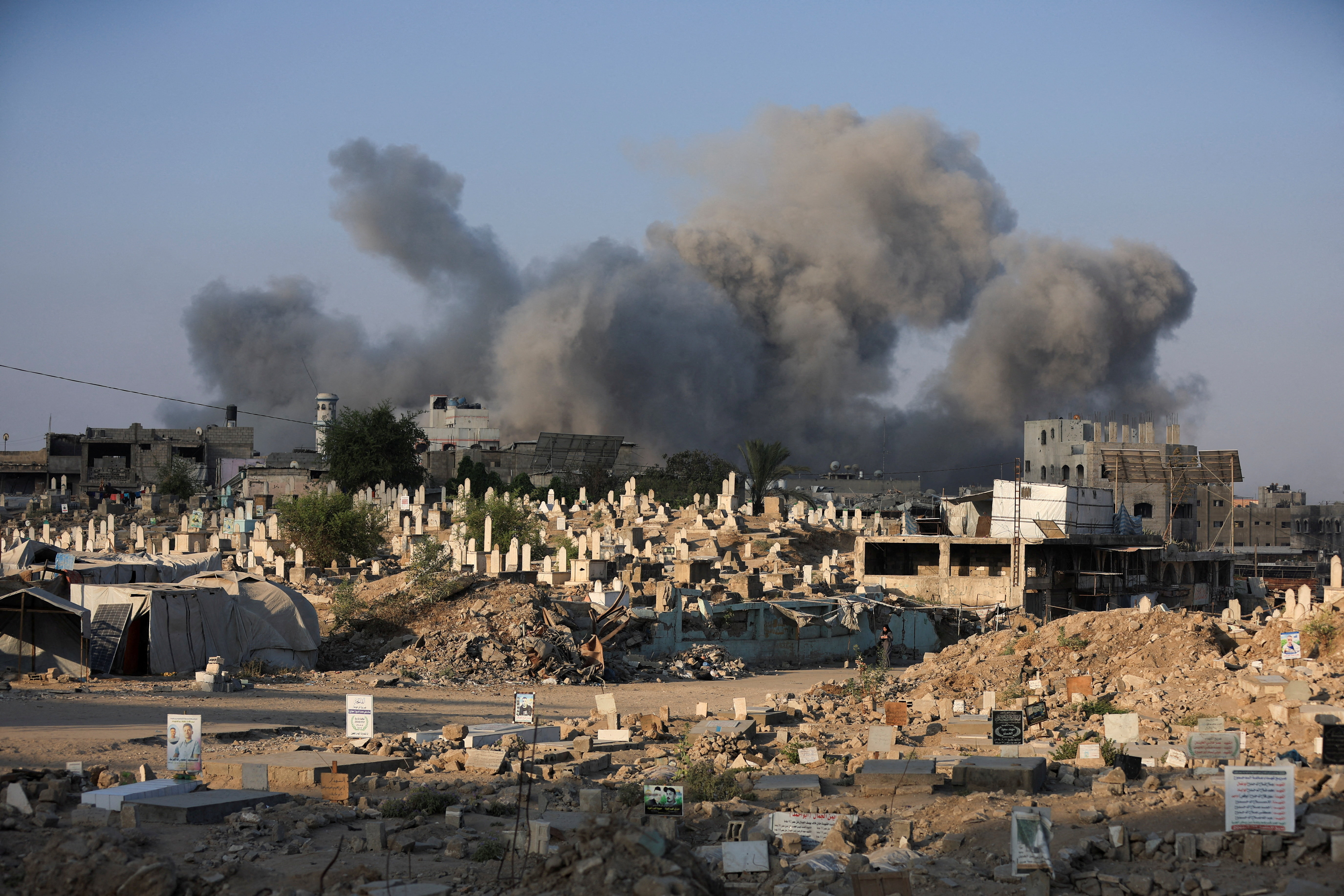 Smoke rises following an Israeli strike, in Gaza City, August 23, 2025. REUTERS/Dawoud Abu Alkas     TPX IMAGES OF THE DAY