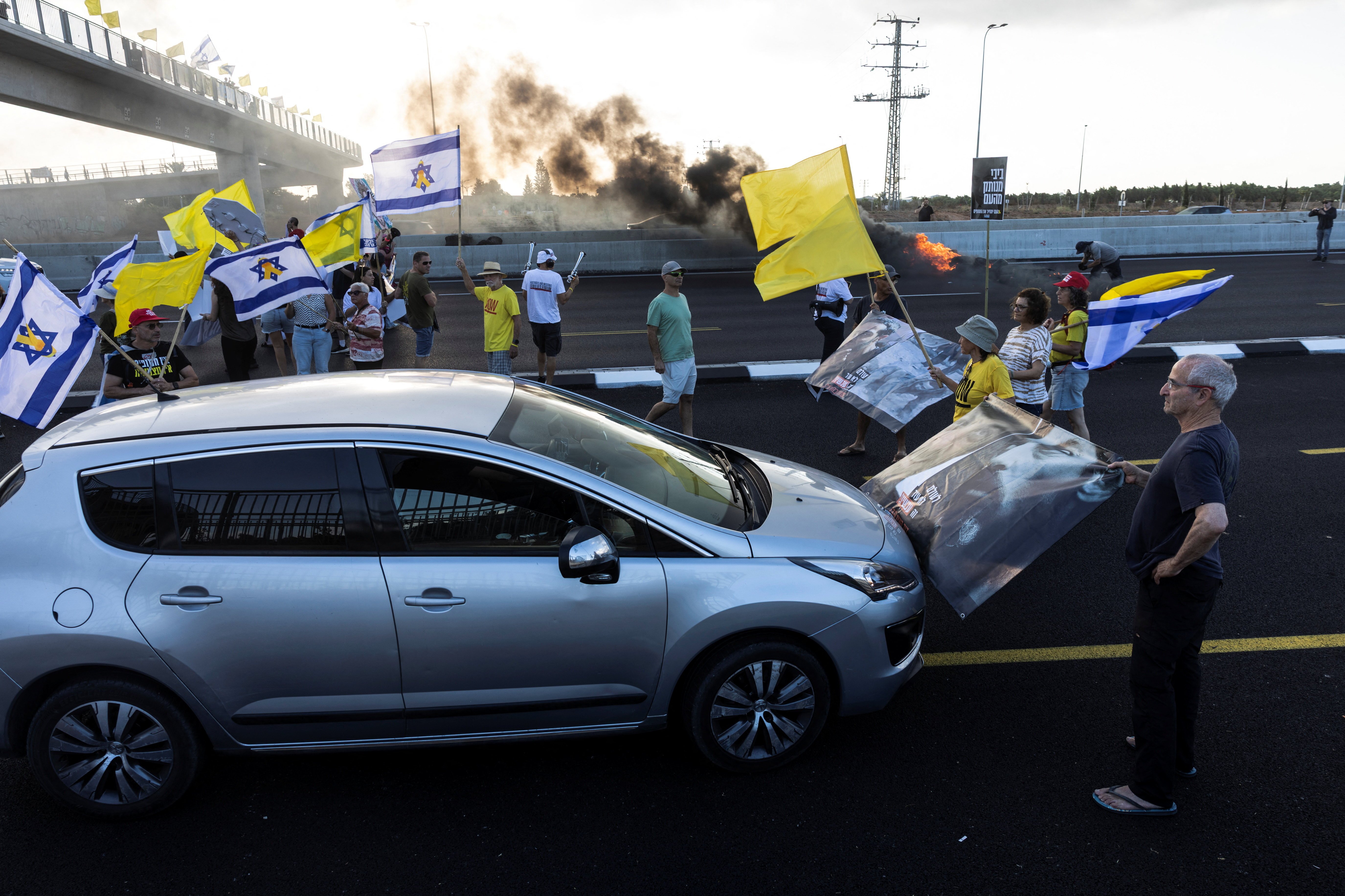 Protesters block a main road during a demonstration demanding the immediate end of the war and the release of all hostages Tel Aviv, Israel August 26, 2025. REUTERS/Nir Elias
