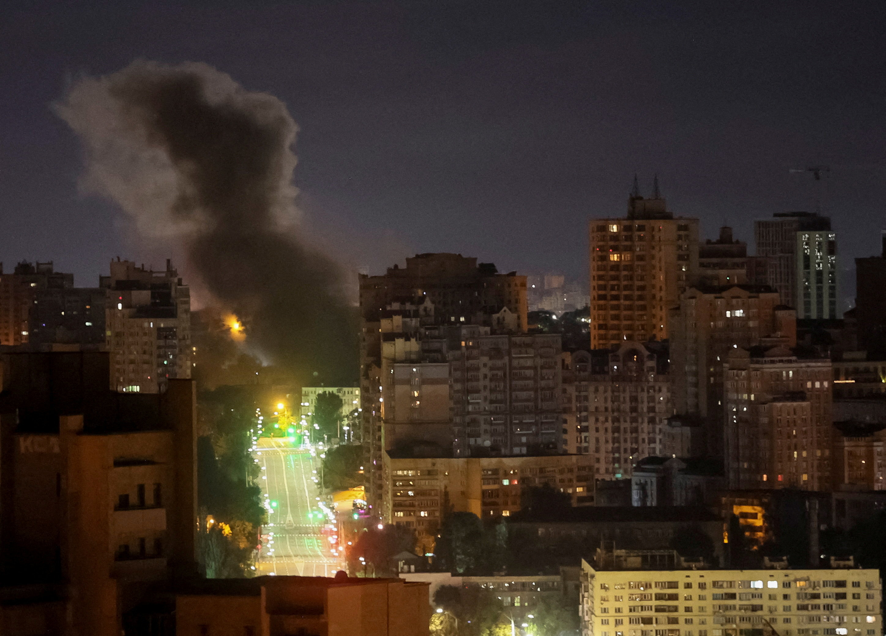 Smoke rises in the city after a Russian drone strike, amid Russia's attack on Ukraine, in Kyiv, Ukraine August 28, 2025. REUTERS/Gleb Garanich     TPX IMAGES OF THE DAY