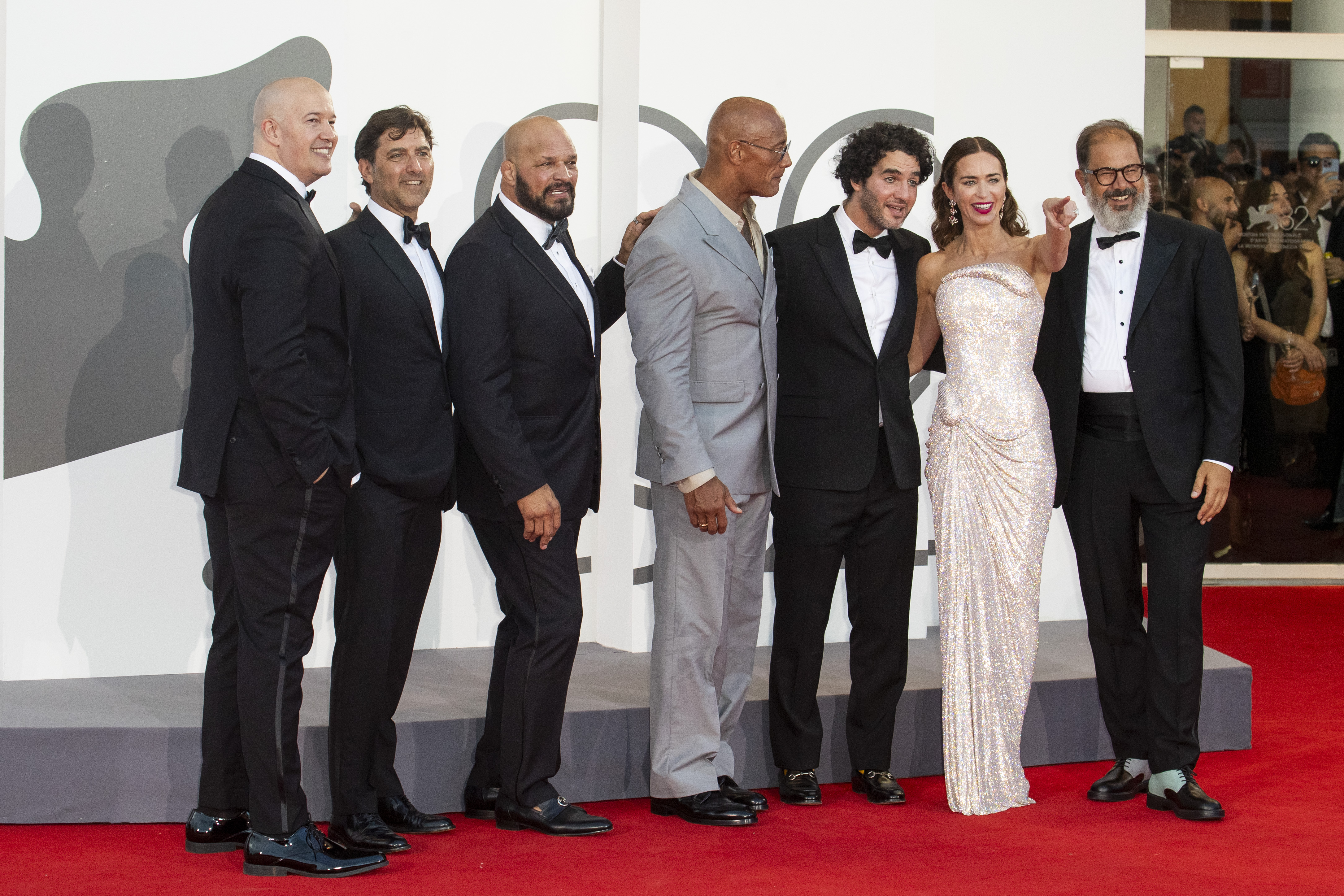 AA-20250901-38992538-38992536-EKIPA_FILMA_THE_SMASHING_MACHINE_NA_CRVENOM_TEPIHU_82_MEDUNARODNOG_FILMSKOG_FESTIVALA_U_VENECIJI