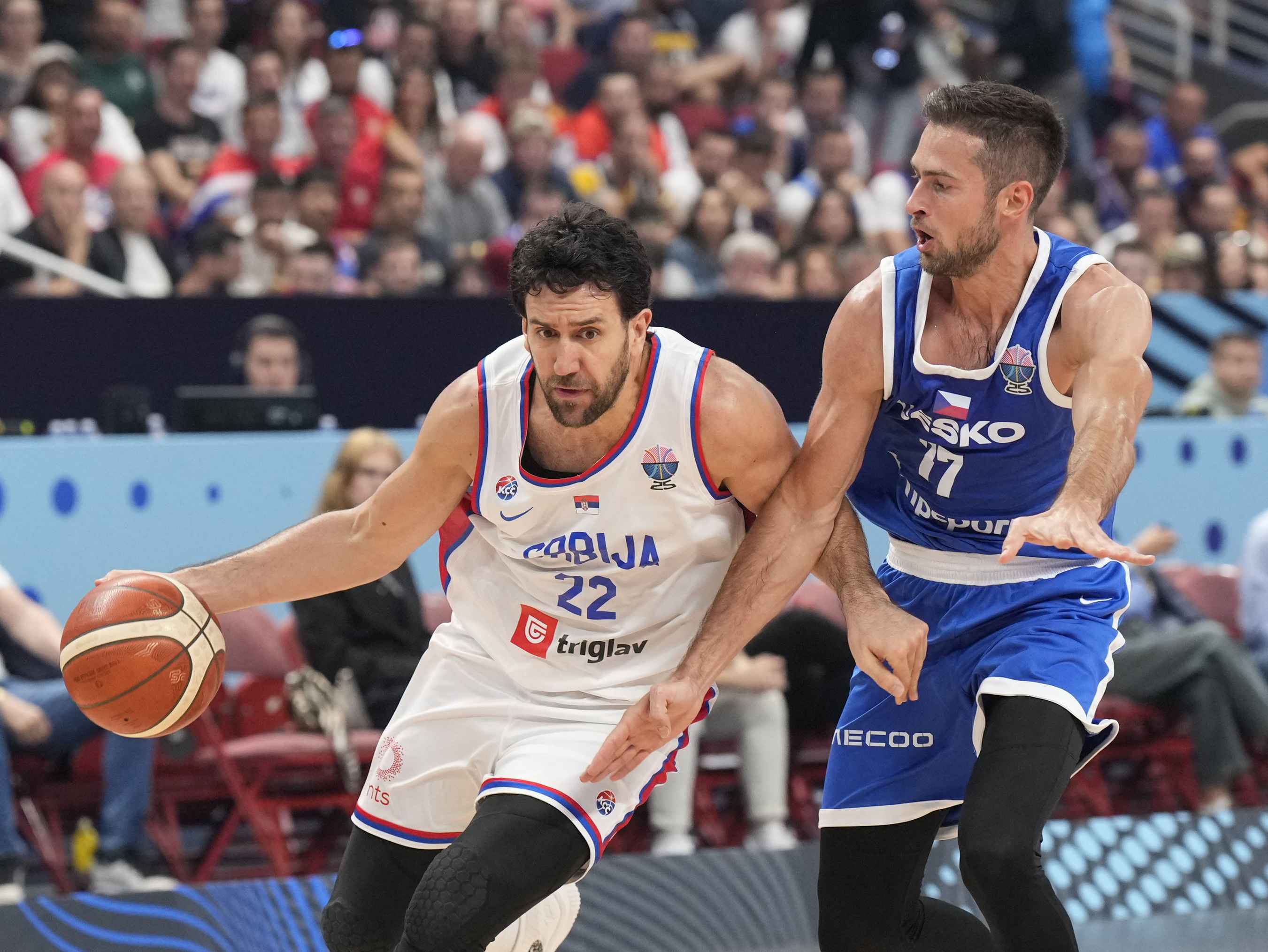 Basketball - FIBA EuroBasket 2025 - Group Phase - Serbia v Czech Republic - Xiaomi Arena, Riga, Latvia - September 1, 2025 Serbia's Vasilije Micic in action with Czech Republic's Tomas Kyzlink REUTERS/Ints Kalnins