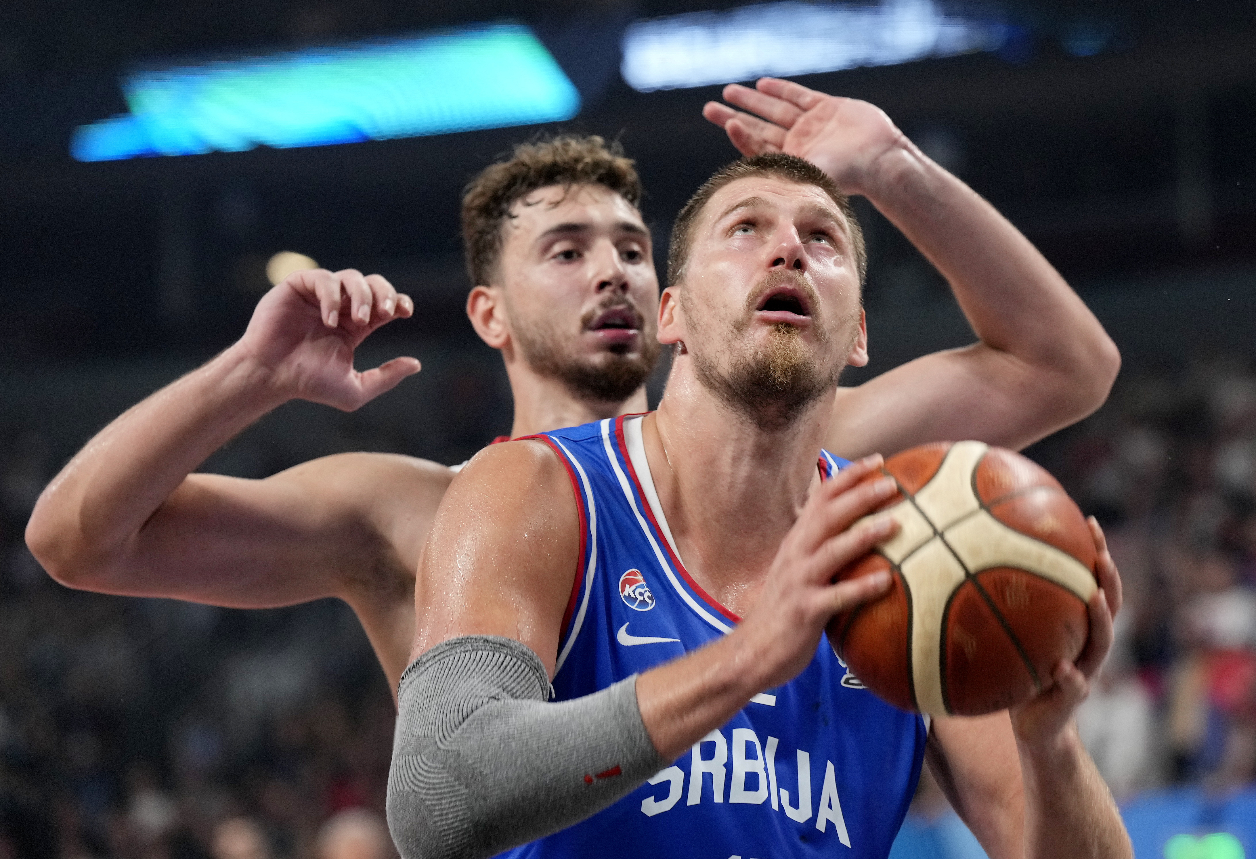 Basketball - FIBA EuroBasket 2025 - Group Phase - Turkey v Serbia - Xiaomi Arena, Riga, Latvia - September 3, 2025 Serbia's Nikola Jokic in action with Turkey's Alperen Sengun REUTERS/Ints Kalnins