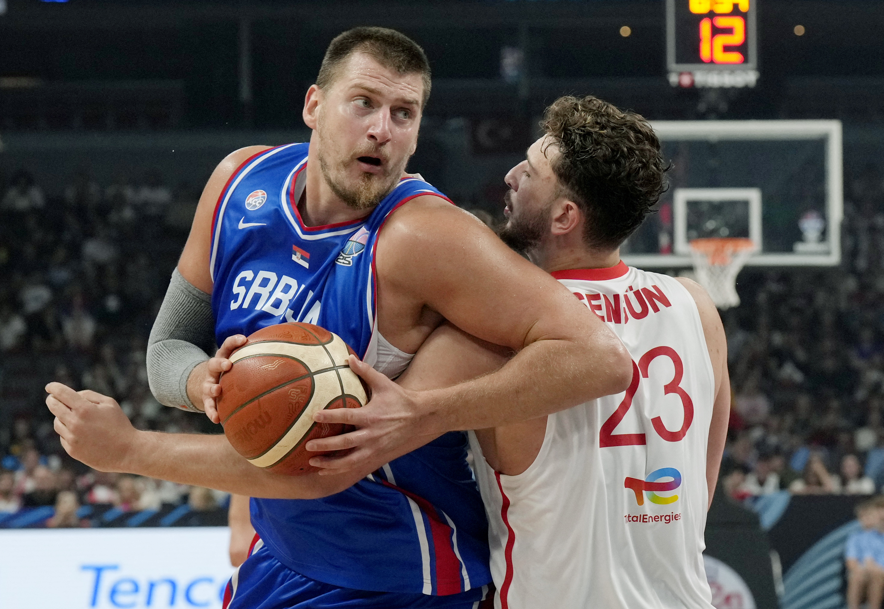 Basketball - FIBA EuroBasket 2025 - Group Phase - Turkey v Serbia - Xiaomi Arena, Riga, Latvia - September 3, 2025 Serbia's Nikola Jokic in action with Turkey's Alperen Sengun REUTERS/Ints Kalnins