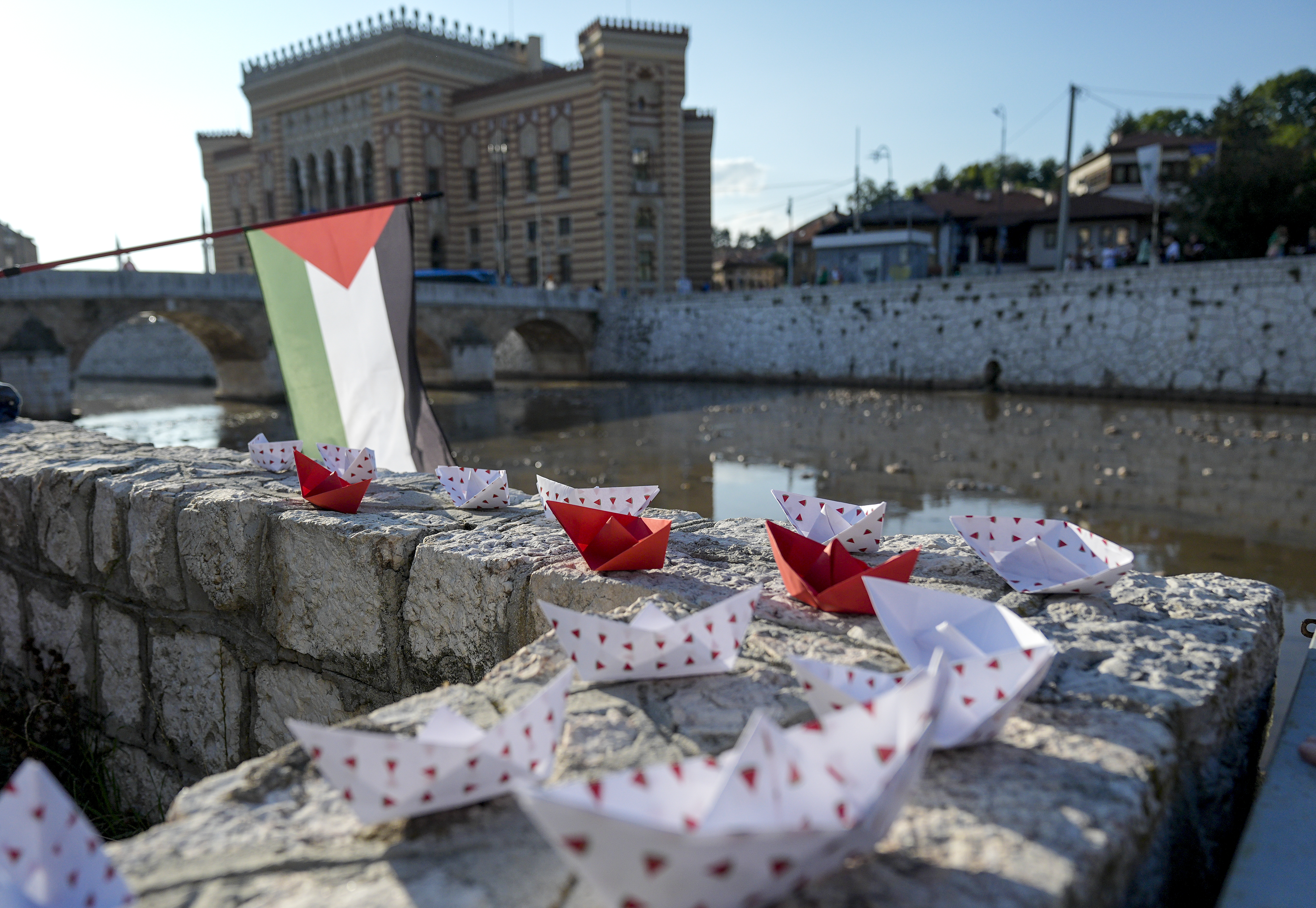 U organizaciji neformalne grupe građana BiH pod nazivom “Pokret za Gazu“ u Sarajevu je u četvrtak upriličeno simbolično puštanje papirnih brodića u rijeku Miljacku