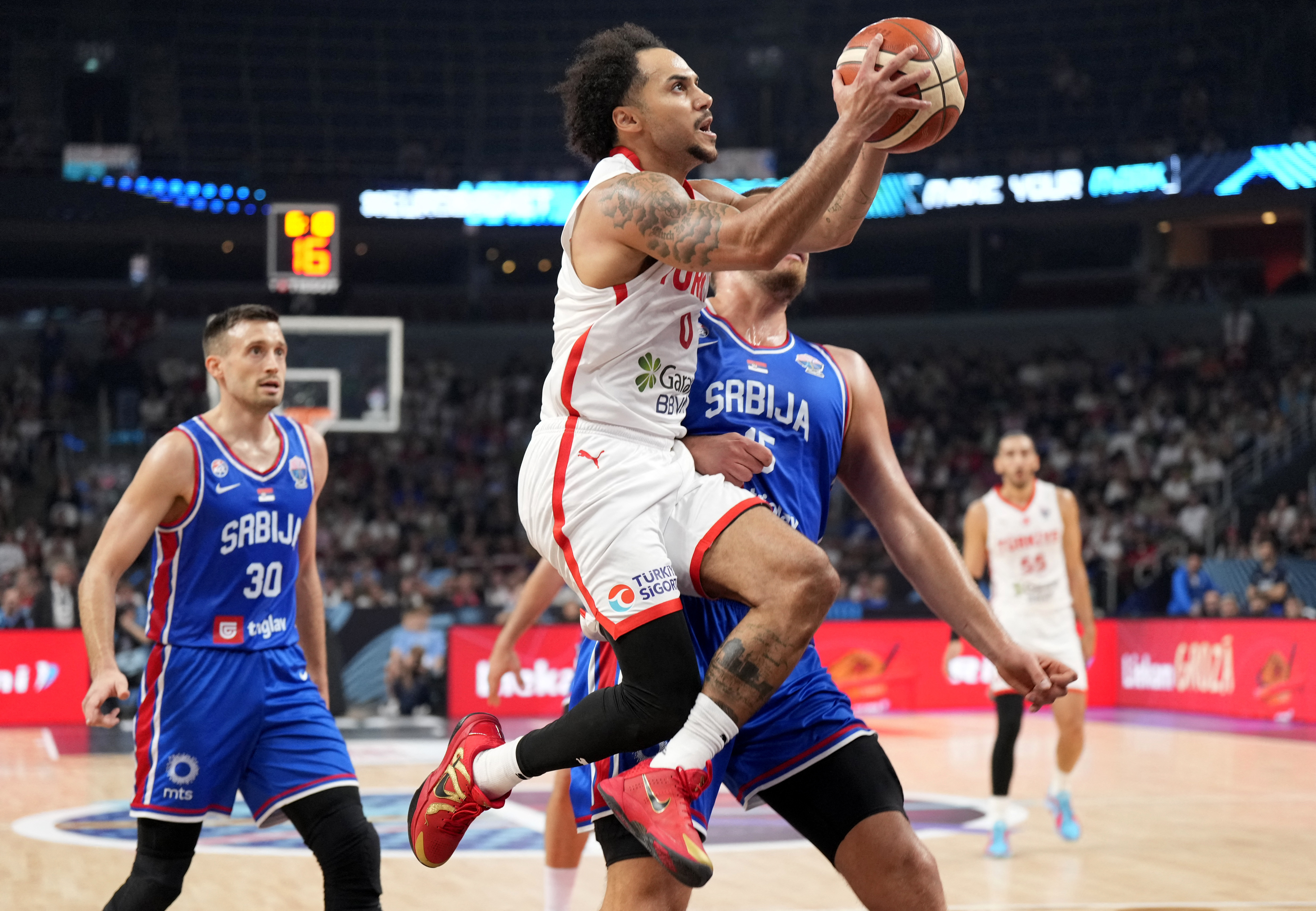 Basketball - FIBA EuroBasket 2025 - Group Phase - Turkey v Serbia - Xiaomi Arena, Riga, Latvia - September 3, 2025 Turkey's Shane Larkin in action with Serbia's Nikola Jokic REUTERS/Ints Kalnins