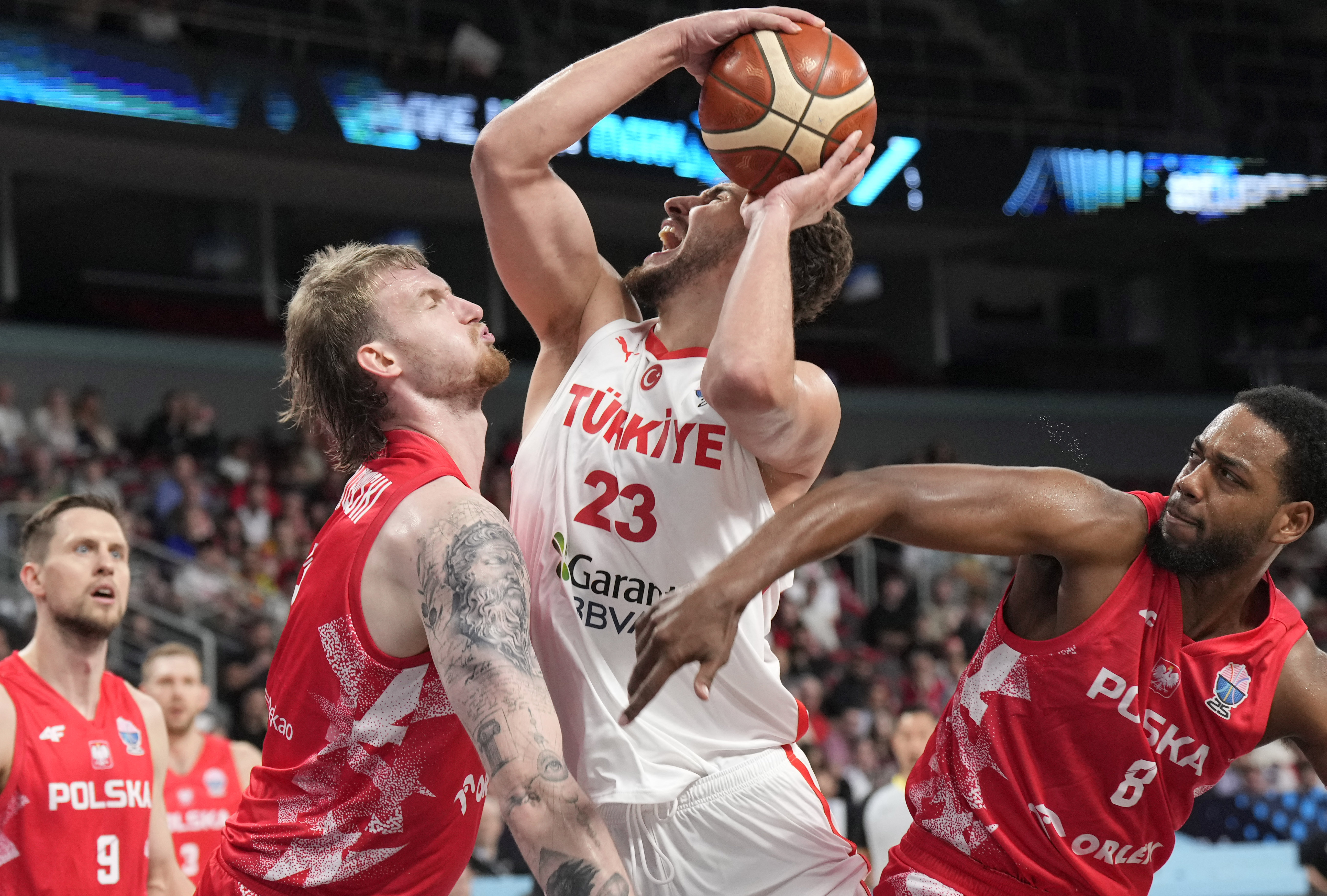 Basketball - FIBA EuroBasket 2025 - Quarter Finals - Turkey v Poland - Xiaomi Arena, Riga, Latvia - September 9, 2025 Turkey's Alperen Sengun in action with Poland's Aleksander Balcerowski and Jordan Loyd REUTERS/Ints Kalnins