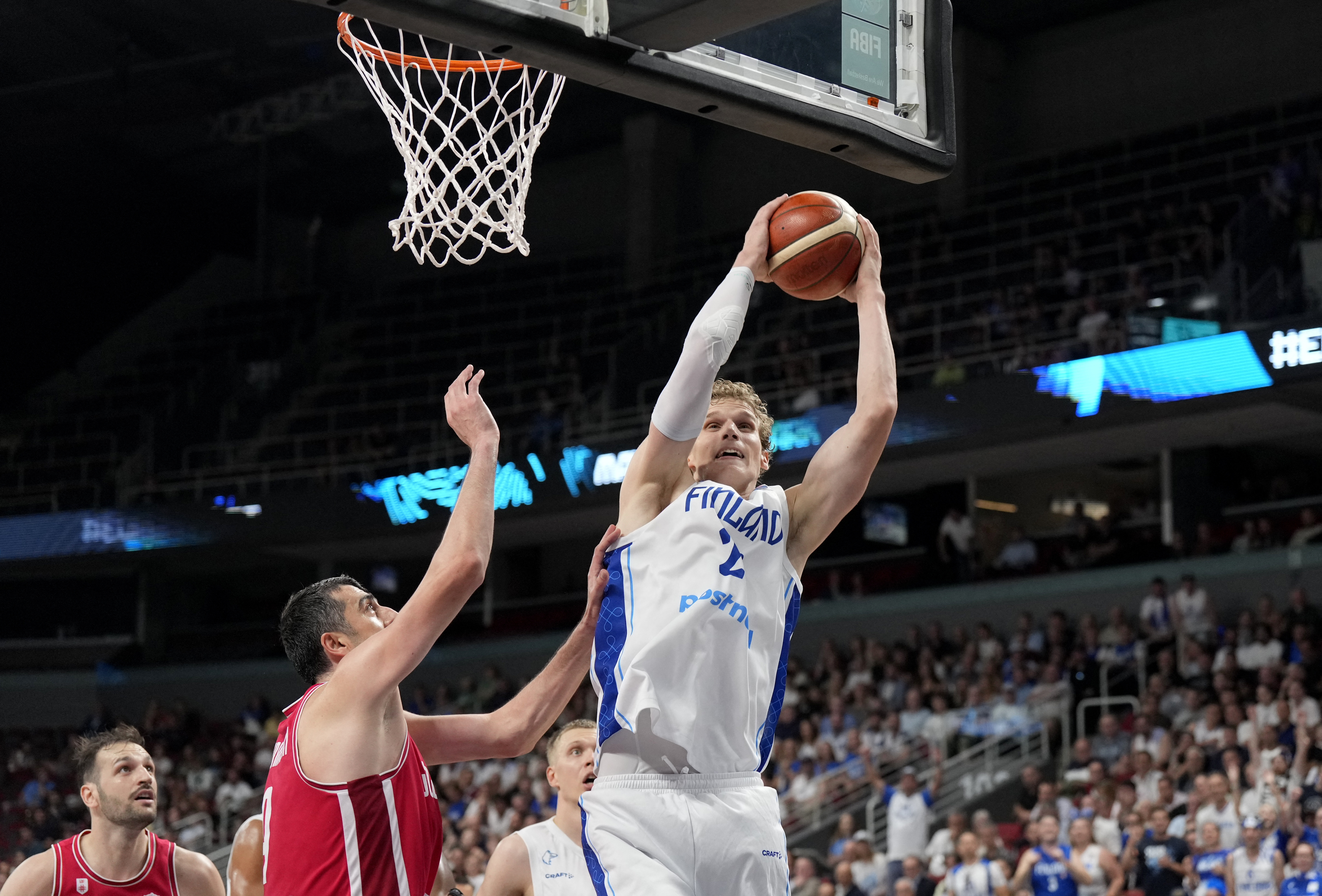 Basketball - FIBA EuroBasket 2025 - Quarter Finals - Finland v Georgia - Xiaomi Arena, Riga, Latvia - September 10, 2025 Finland's Lauri Markkanen in action with Georgia's Giorgi Shermadini REUTERS/Ints Kalnins