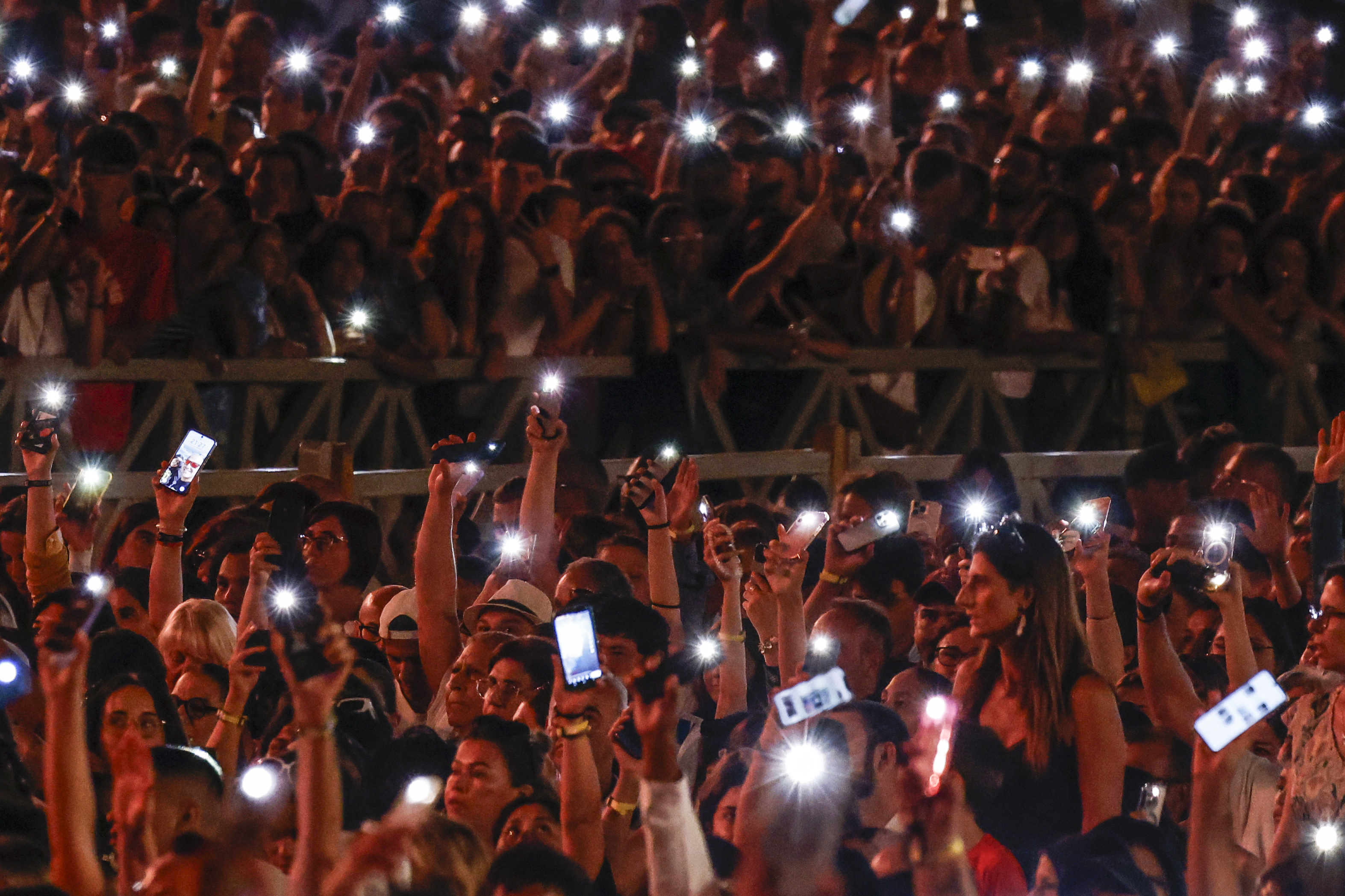 AA-20250914-39109134-39109115-MILOST_ZA_SVIJET_NA_TRGU_SVETOG_PETRA_U_VATIKANU_ODRZAN_PRVI_KONCERT_U_2000_GODINA