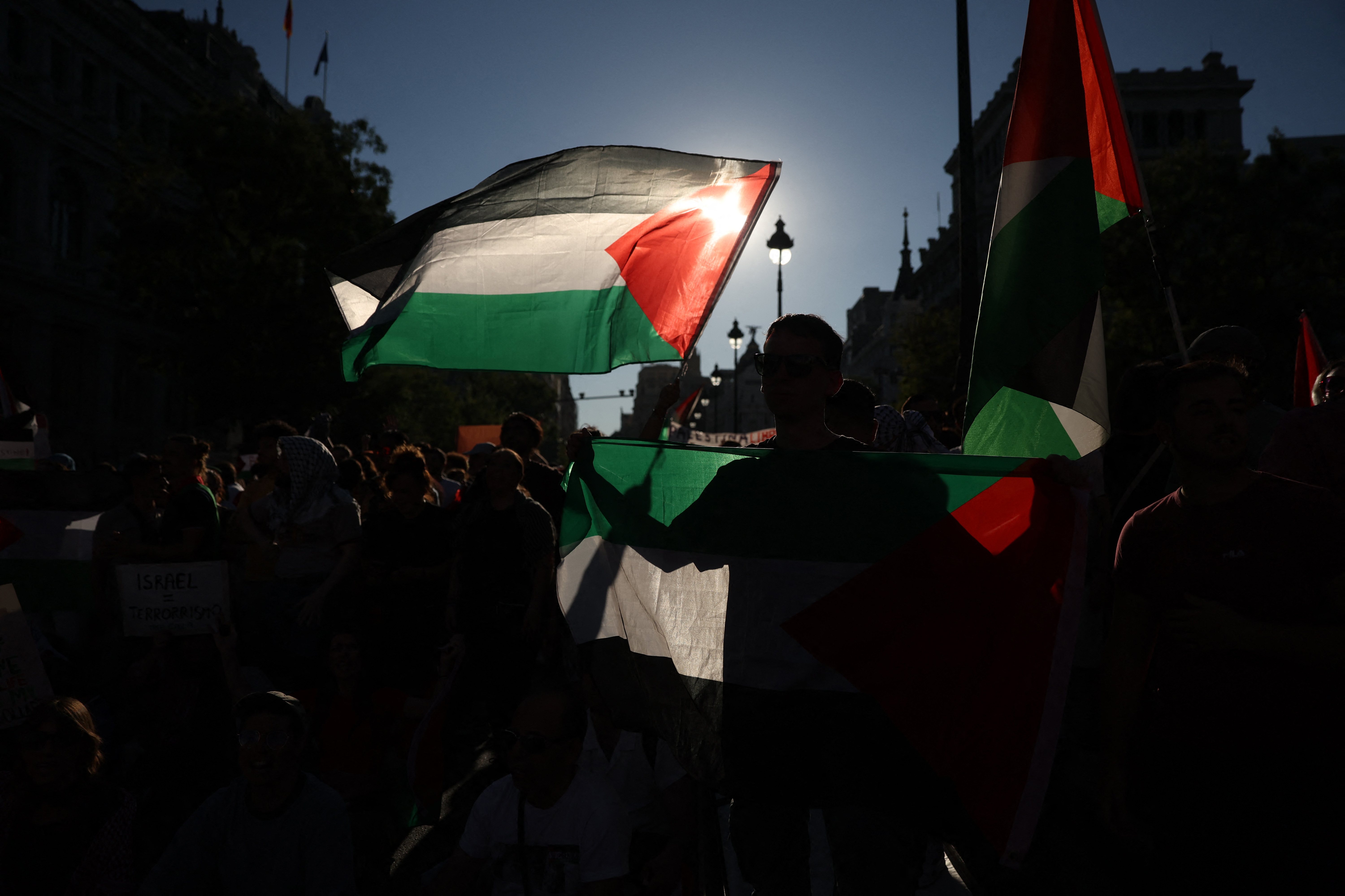 Cycling - Vuelta a Espana - Stage 21 - Alalpardo to Madrid - Madrid, Spain - September 14, 2025 Pro Palestine protesters with flags during Stage 21 REUTERS/Bruna Casas