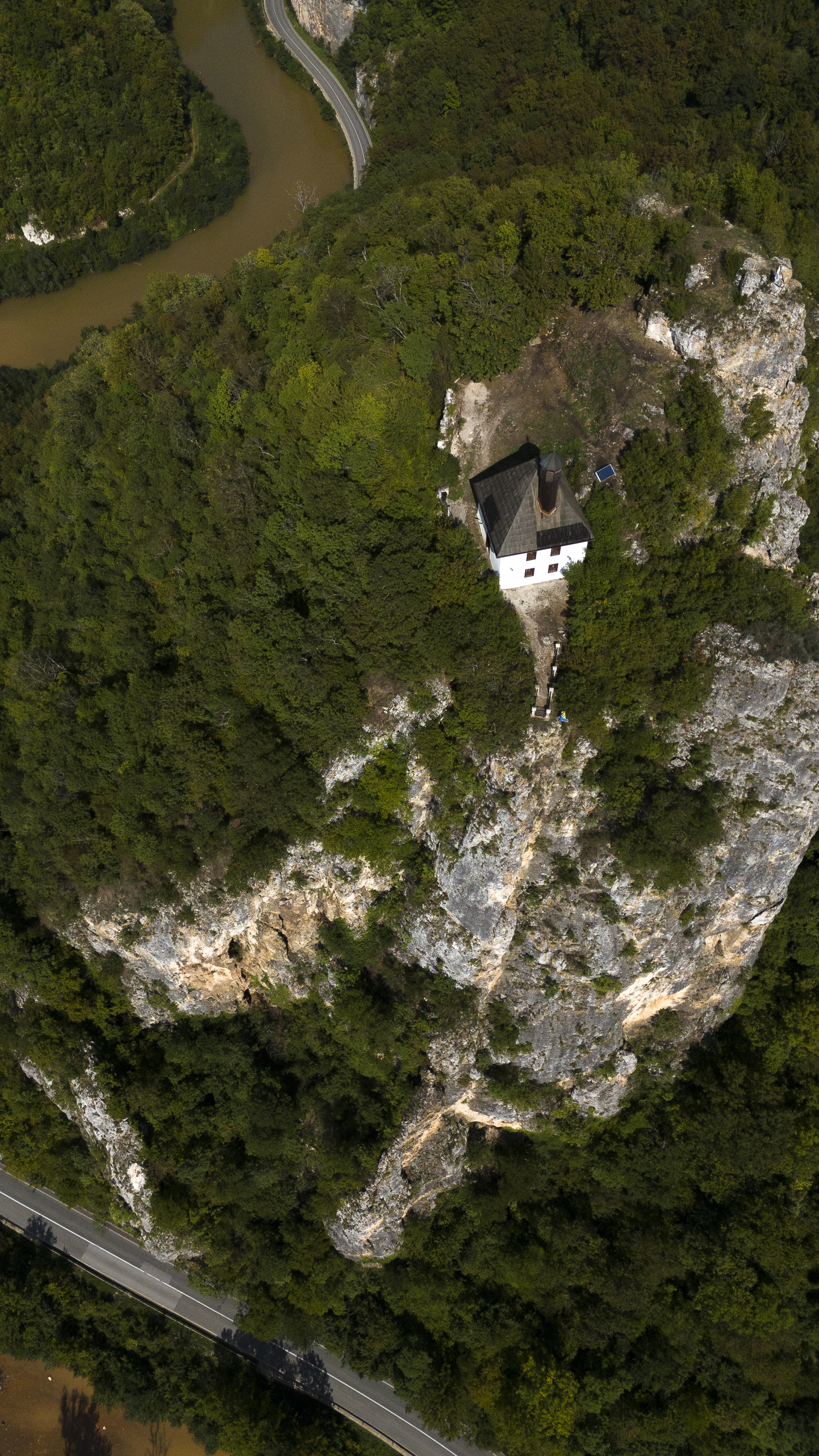 AA-20250919-39159587-39159566-DZAMIJA_NA_NEBU_U_ISTOCNOJ_BOSNI_PRKOSI_VREMENU