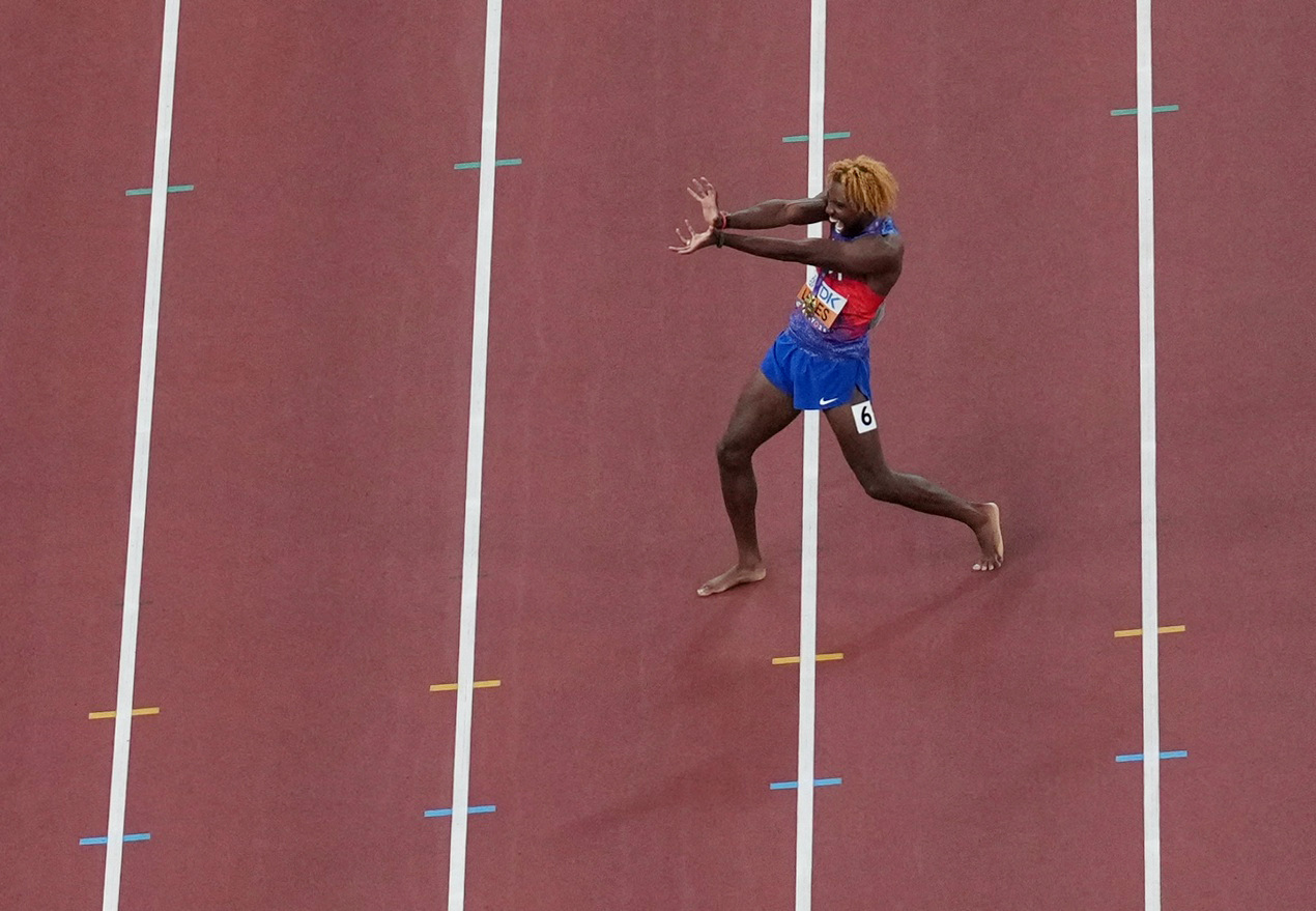 World Athletics Championships Tokyo 2025 - Men's 200m Final - Japan National Stadium, Tokyo, Japan - September 19, 2025 Noah Lyles of the U.S. celebrates with the American flag after winning the final REUTERS/Fabrizio Bensch
