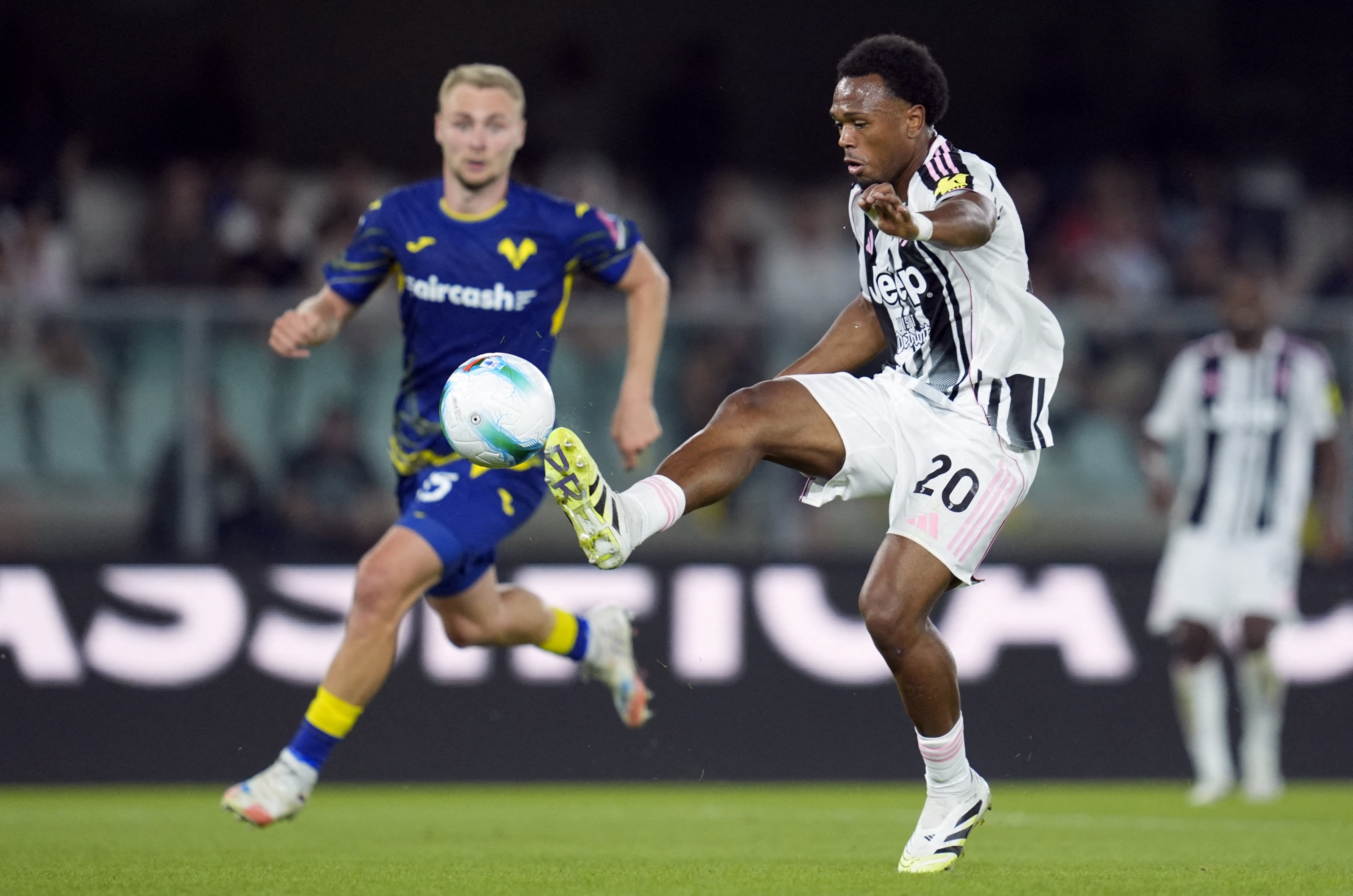 Soccer Football - Serie A - Hellas Verona v Juventus - Stadio Marcantonio Bentegodi, Verona, Italy - September 20, 2025 Juventus' Lois Openda in action REUTERS/Matteo Ciambelli
