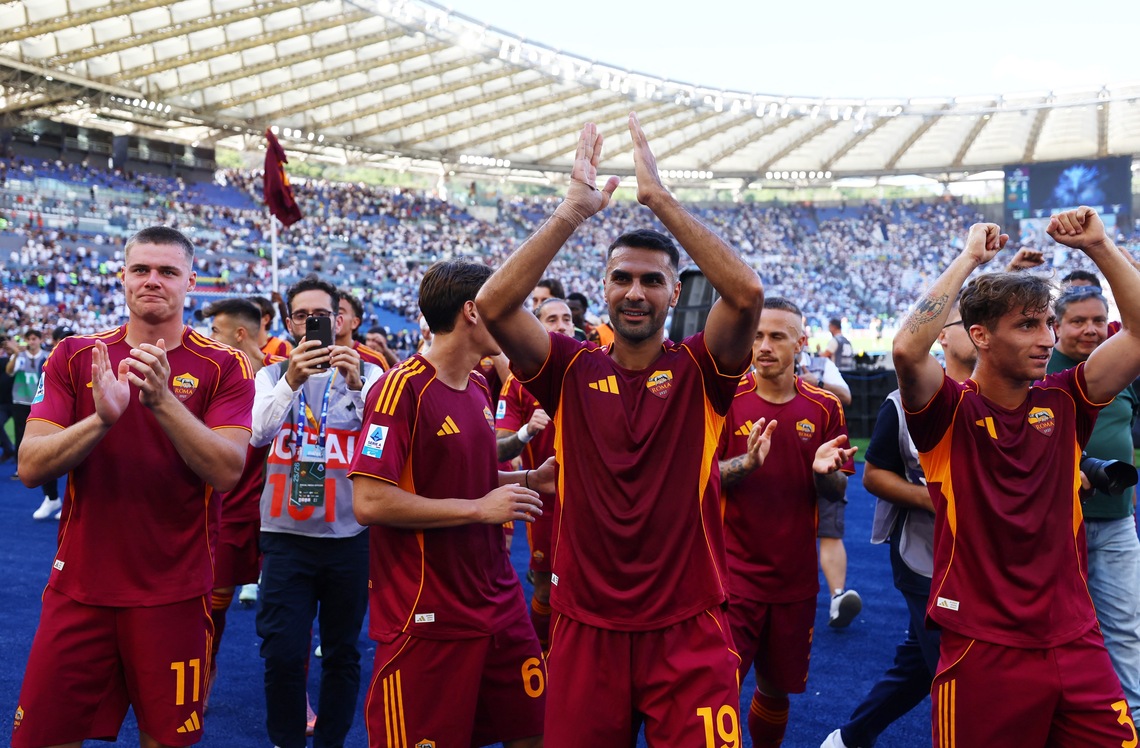 Soccer Football - Serie A - Lazio v AS Roma - Stadio Olimpico, Rome, Italy - September 21, 2025 AS Roma's Evan Ferguson and Zeki Celik with teammates celebrate after the match REUTERS/Ciro De Luca