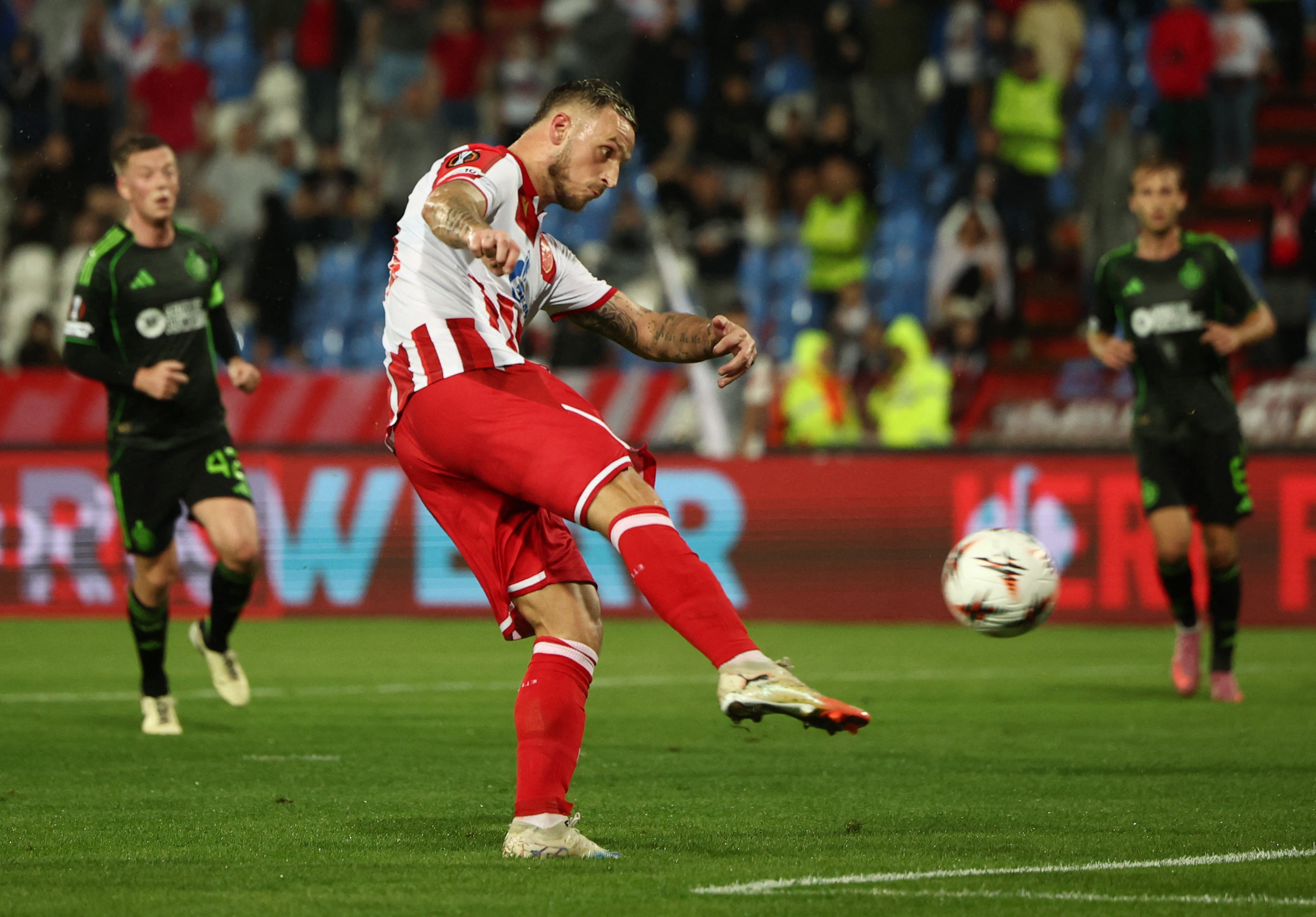 Soccer Football - UEFA Europa League - Red Star Belgrade v Celtic - Rajko Mitic Stadium, Belgrade, Serbia - September 24, 2025 Red Star Belgrade's Marko Arnautovic shoots at goal REUTERS/Marko Djurica