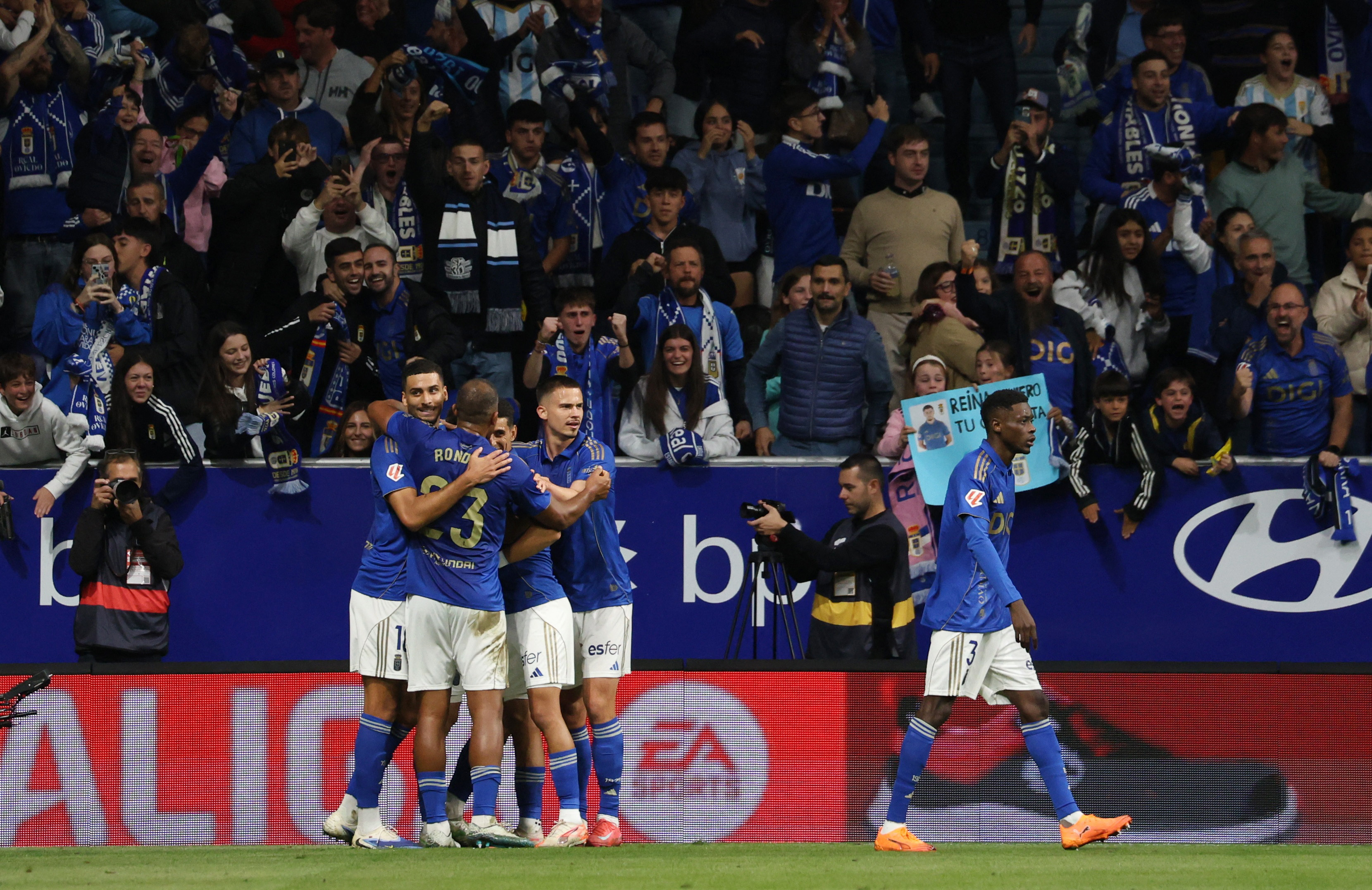 Soccer Football - LaLiga - Real Oviedo v FC Barcelona - Estadio Carlos Tartiere, Oviedo, Spain - September 25, 2025 Real Oviedo's Alberto Reina celebrates scoring their first goal with teammates REUTERS/Pankra Nieto