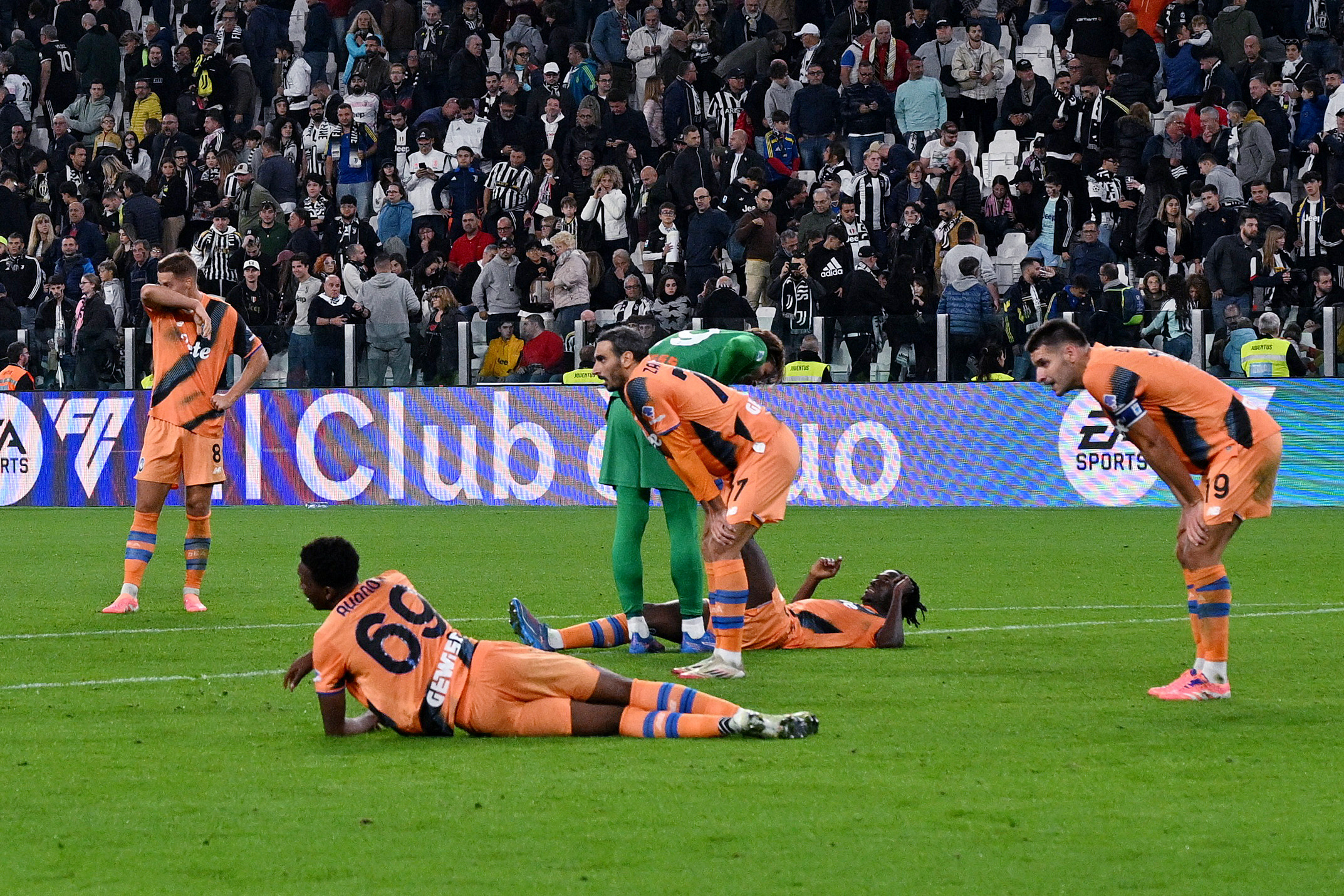 Soccer Football - Serie A -  Juventus v Atalanta - Allianz Stadium, Turin, Italy - September 27, 2025 Atalanta players look dejected after the match REUTERS/Jennifer Lorenzini