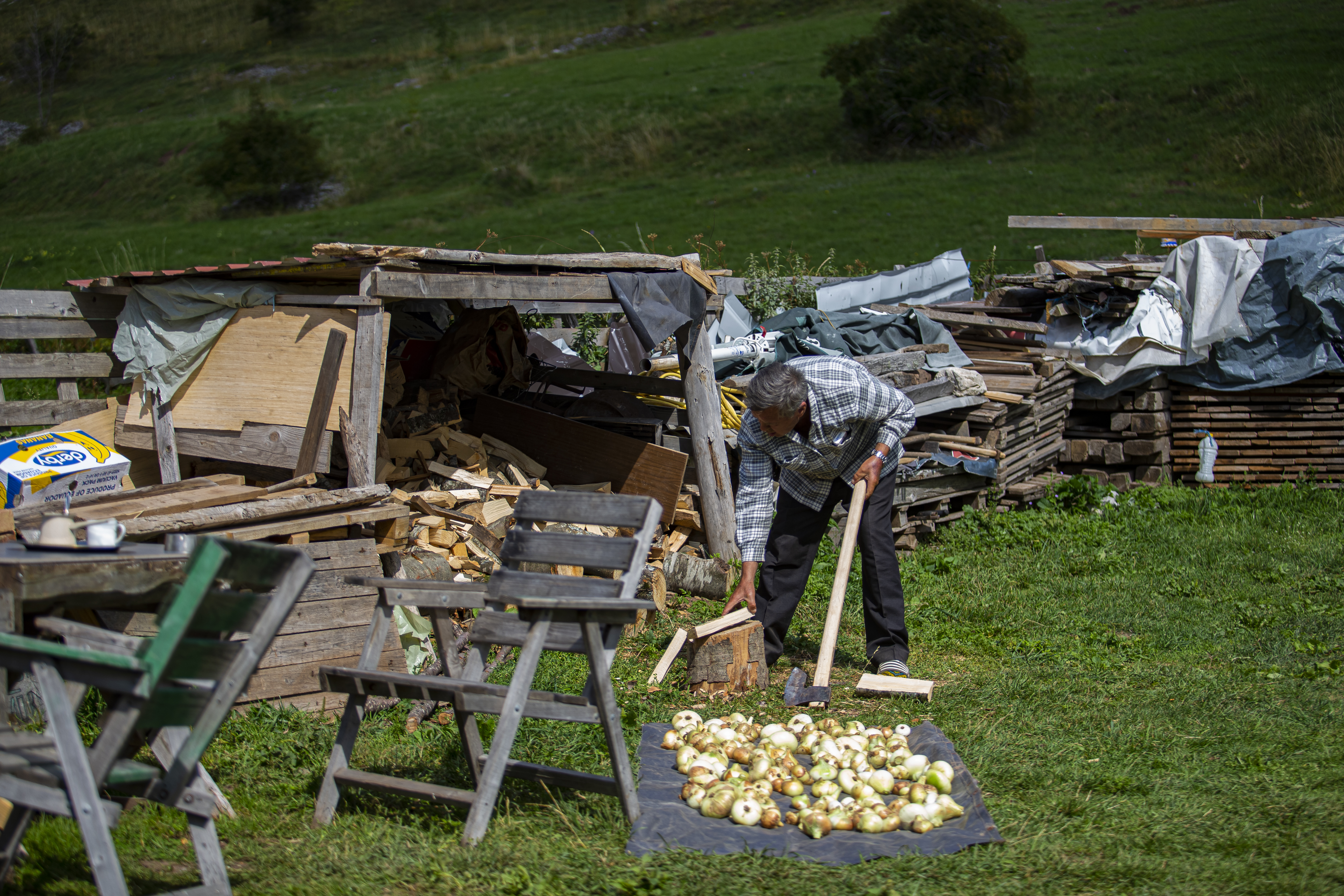 Smješteno na nadmorskoj visini od 1.495 metara, Lukomir je najviše stalno naseljeno selo u Bosni i Hercegovini