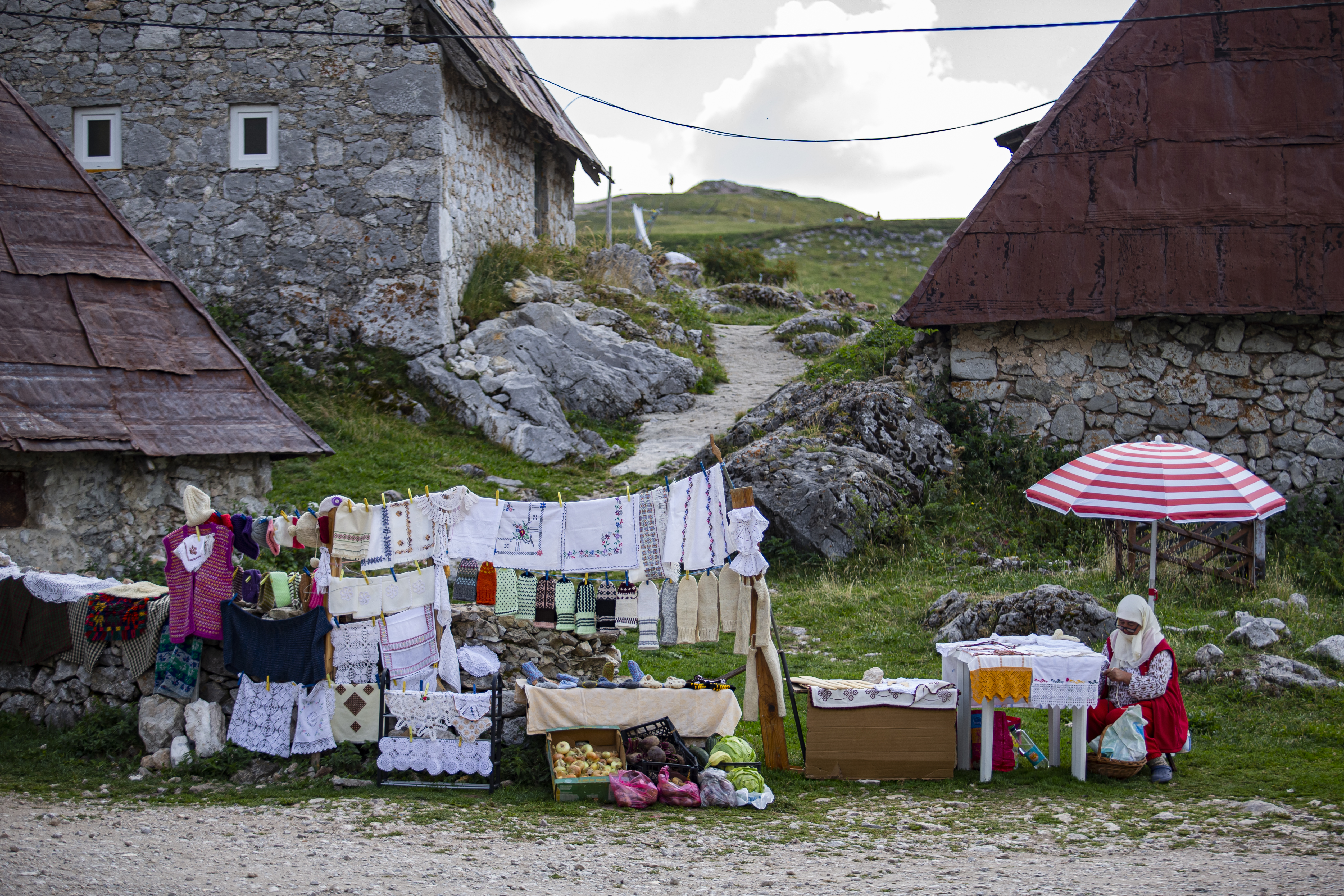 Smješteno na nadmorskoj visini od 1.495 metara, Lukomir je najviše stalno naseljeno selo u Bosni i Hercegovini