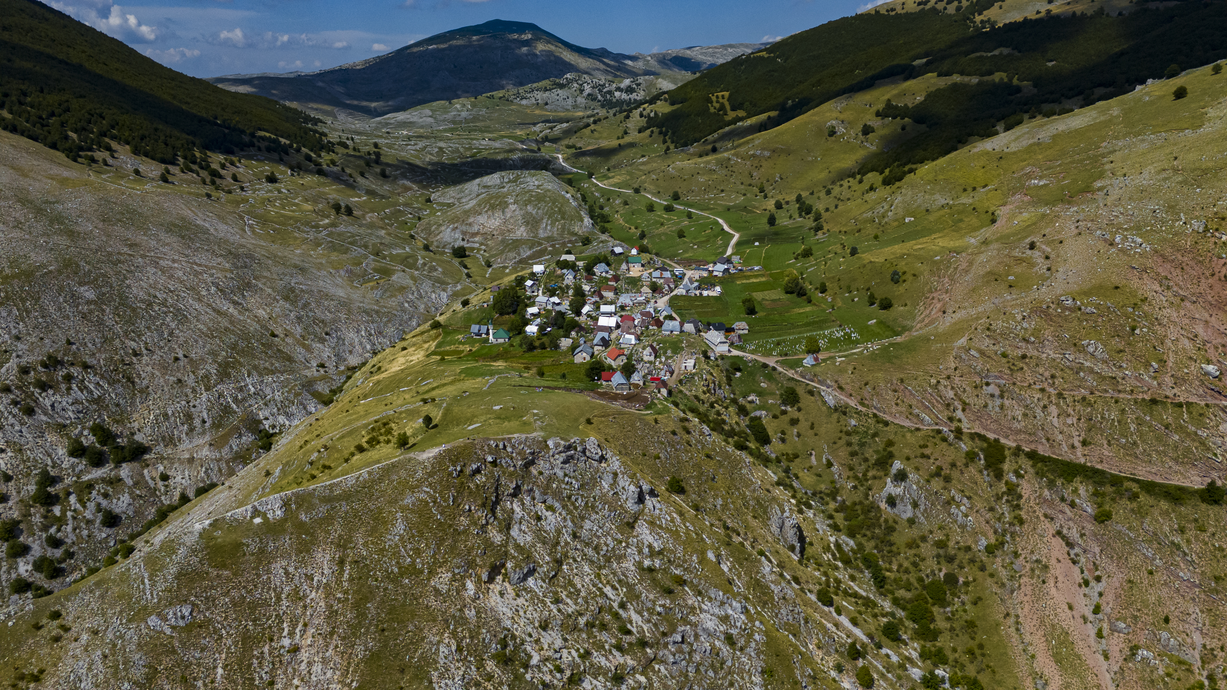 Smješteno na nadmorskoj visini od 1.495 metara, Lukomir je najviše stalno naseljeno selo u Bosni i Hercegovini