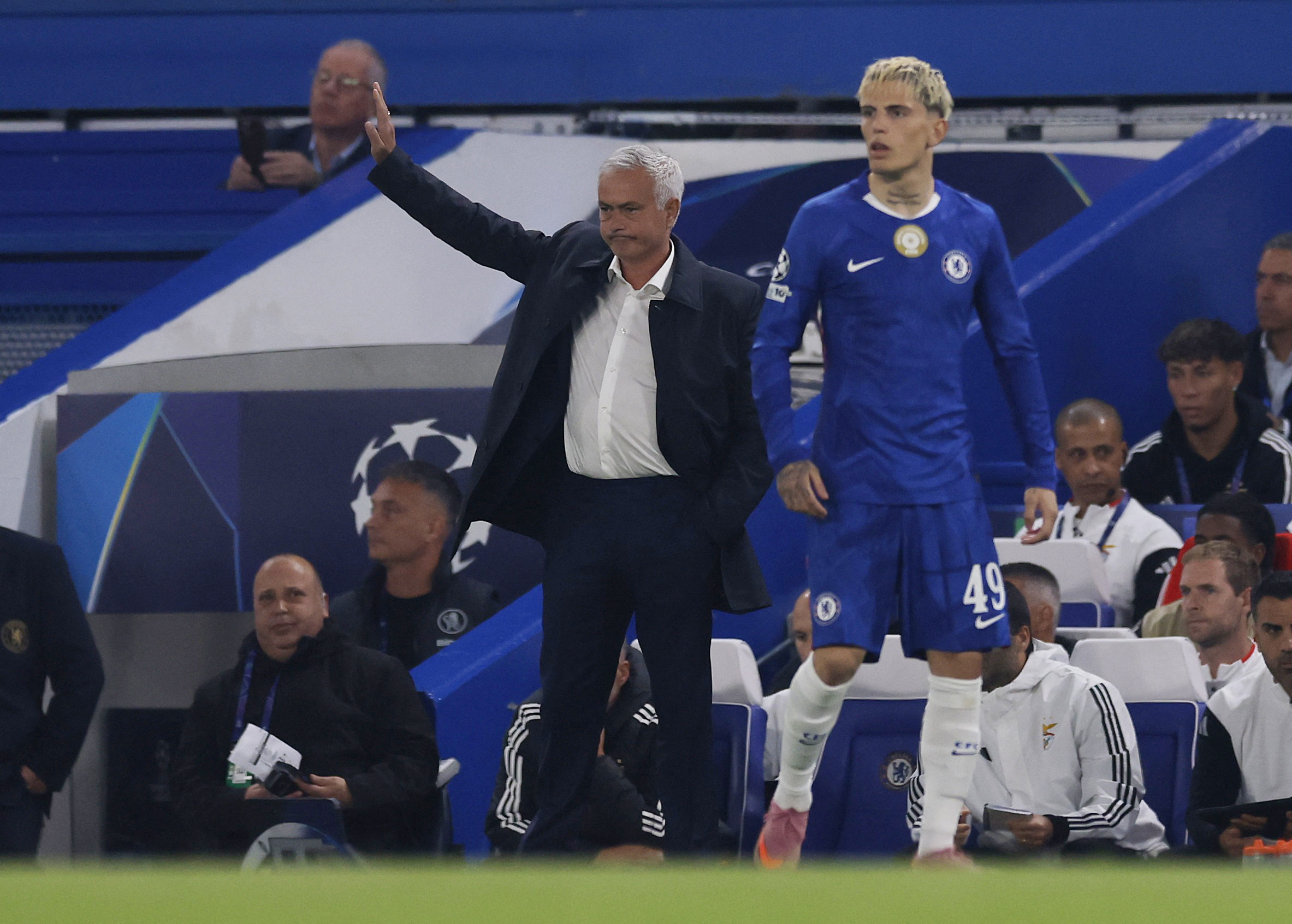 Soccer Football - UEFA Champions League - Chelsea v Benfica - Stamford Bridge, London, Britain - September 30, 2025 Benfica coach Jose Mourinho reacts alongside Chelsea's Alejandro Garnacho Action Images via Reuters/Andrew Couldridge