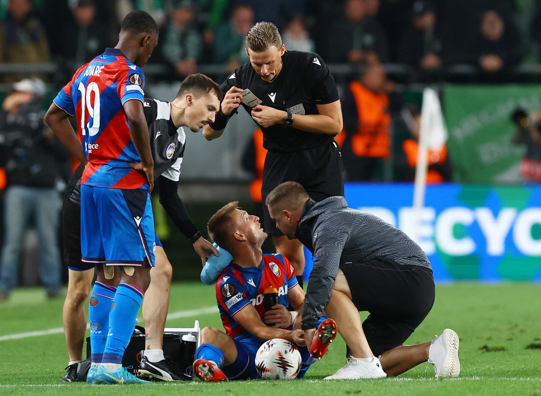 Soccer Football - UEFA Europa League - Ferencvaros v Viktoria Plzen - Groupama Arena, Budapest, Hungary - September 25, 2025 Viktoria Plzen's Amar Memic receives medical attention after sustaining an injury REUTERS/Bernadett Szabo
