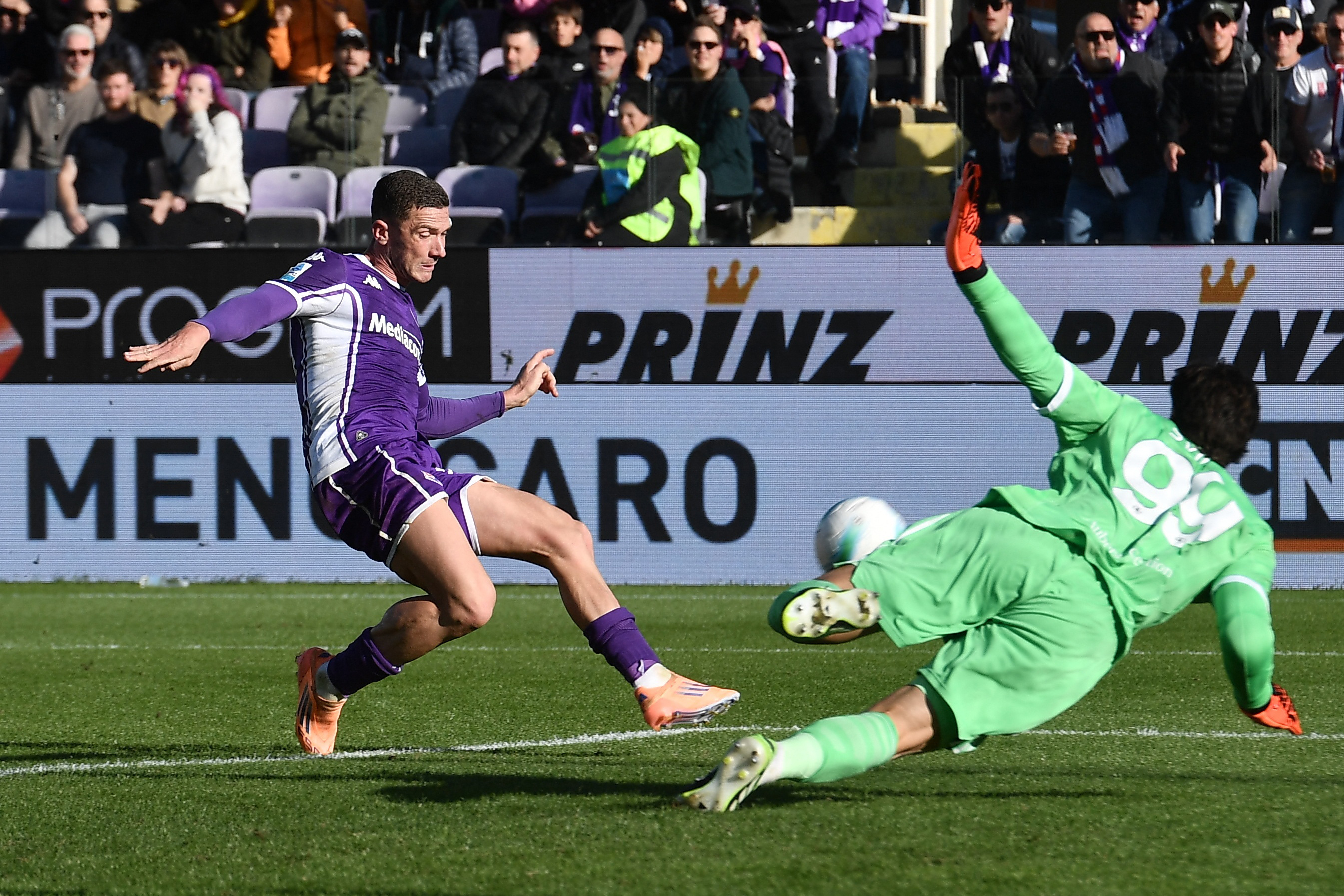 2025-10-05T145805Z_460696422_UP1ELA515KS0M_RTRMADP_3_SOCCER-ITALY-FIO-ROM