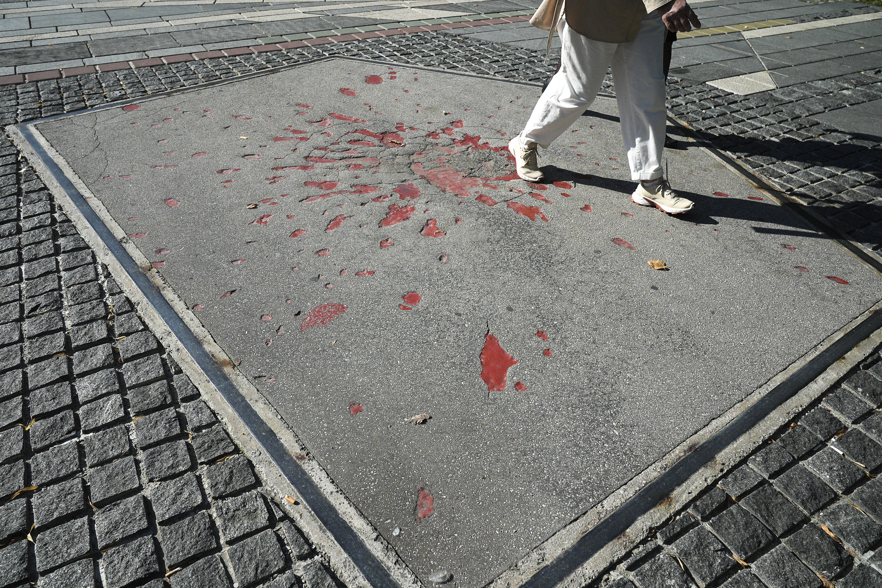 AA-20251008-39347483-39347477-SARAJEVSKE_RUZE_I_RANE_KOJE_NE_BLIJEDE_PORODICE_SE_SJECAJU_REDOVA_SMRTI_I_GLEDAJU_PONAVLJANJE_TRAGEDIJE_U_GAZI