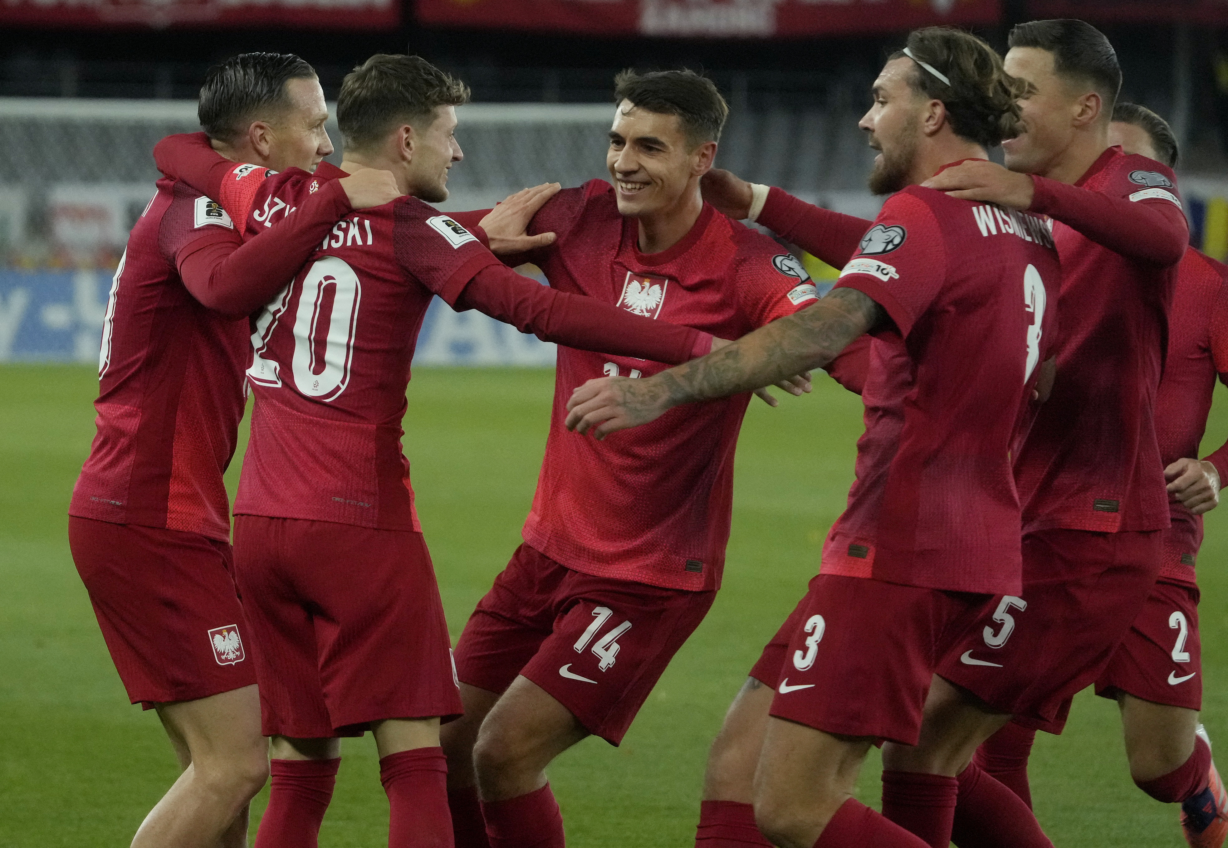 Soccer Football - FIFA World Cup - UEFA Qualifiers - Group G - Lithuania v Poland - Darius and Girenas Stadium, Kaunas, Lithuania - October 12, 2025 Poland's Sebastian Szymanski celebrates scoring their first goal with teammates REUTERS/Ints Kalnins