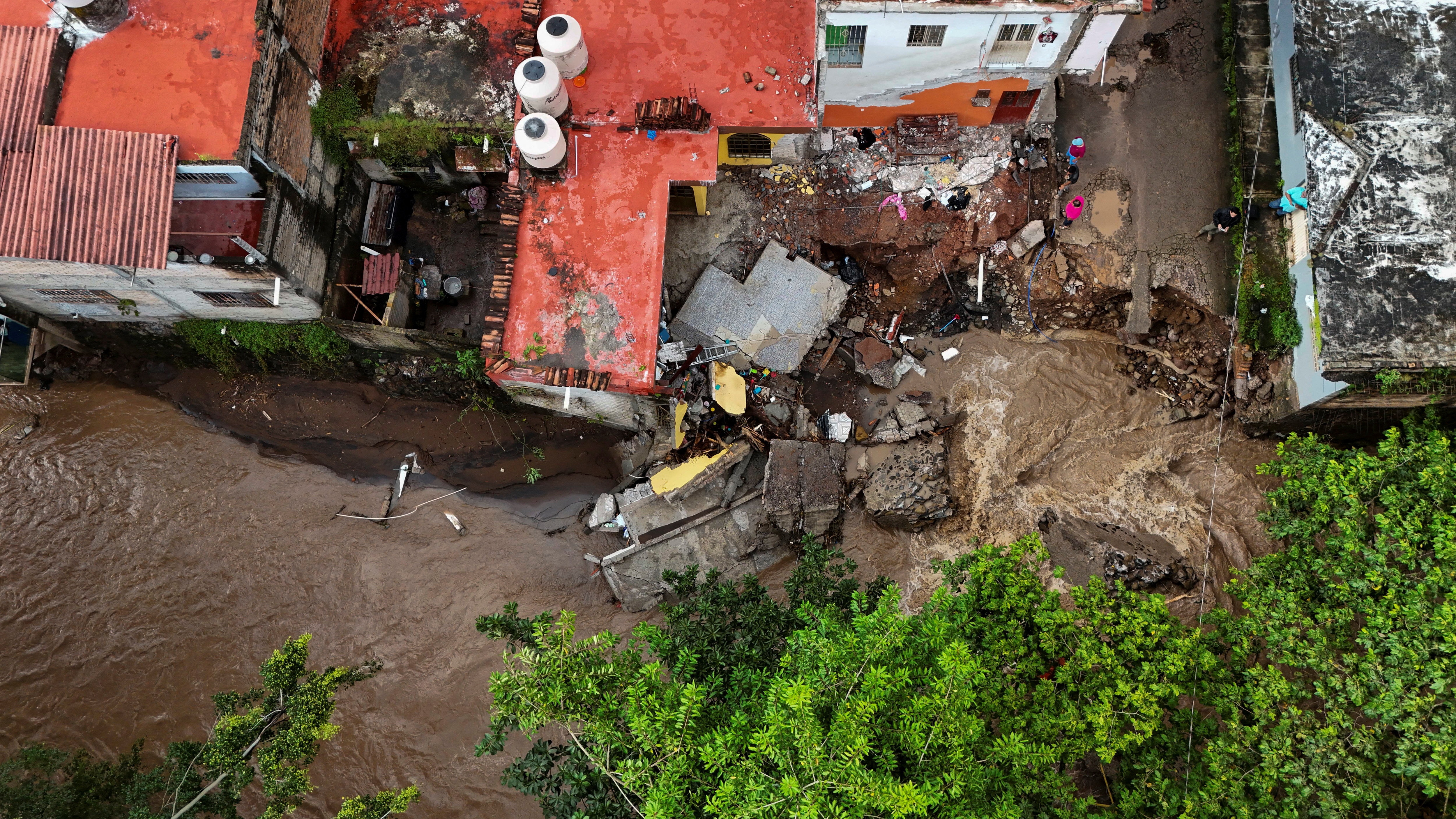 2025-10-12T231338Z_350168489_RC2EAHABQWK7_RTRMADP_3_MEXICO-FLOODS