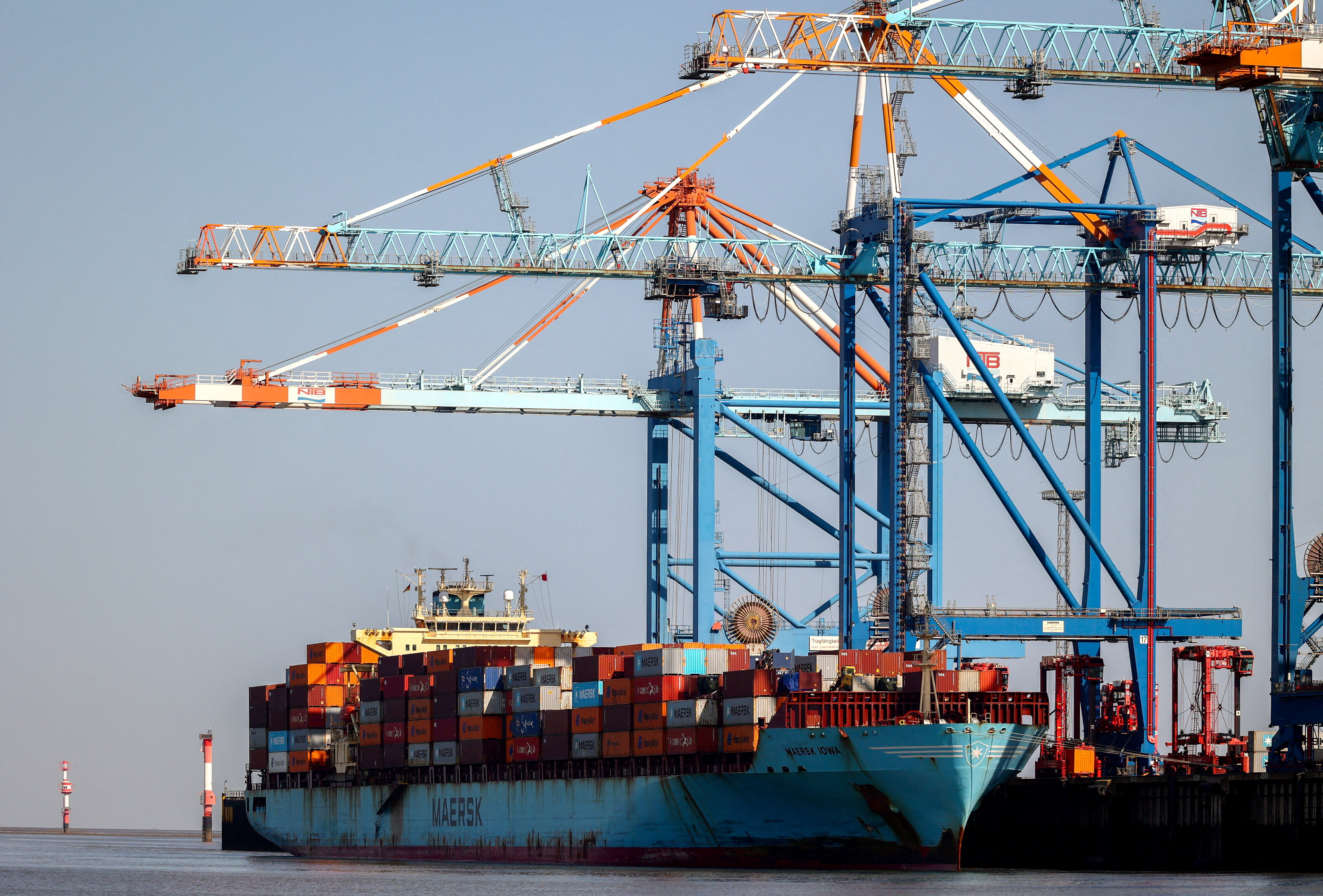 2025-10-22T063012Z_534228554_RC296GAYWJVE_RTRMADP_3_GERMANY-ECONOMY-TRADE