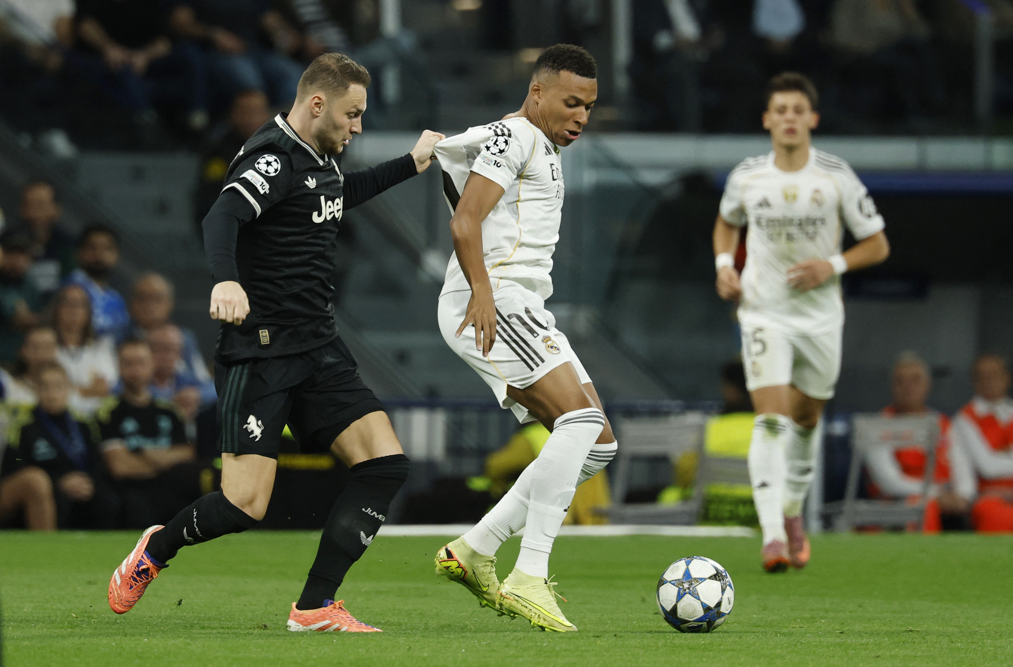 Soccer Football - UEFA Champions League - Real Madrid v Juventus - Santiago Bernabeu, Madrid, Spain - October 22, 2025 Real Madrid's Kylian Mbappe in action with Juventus' Teun Koopmeiners REUTERS/Susana Vera