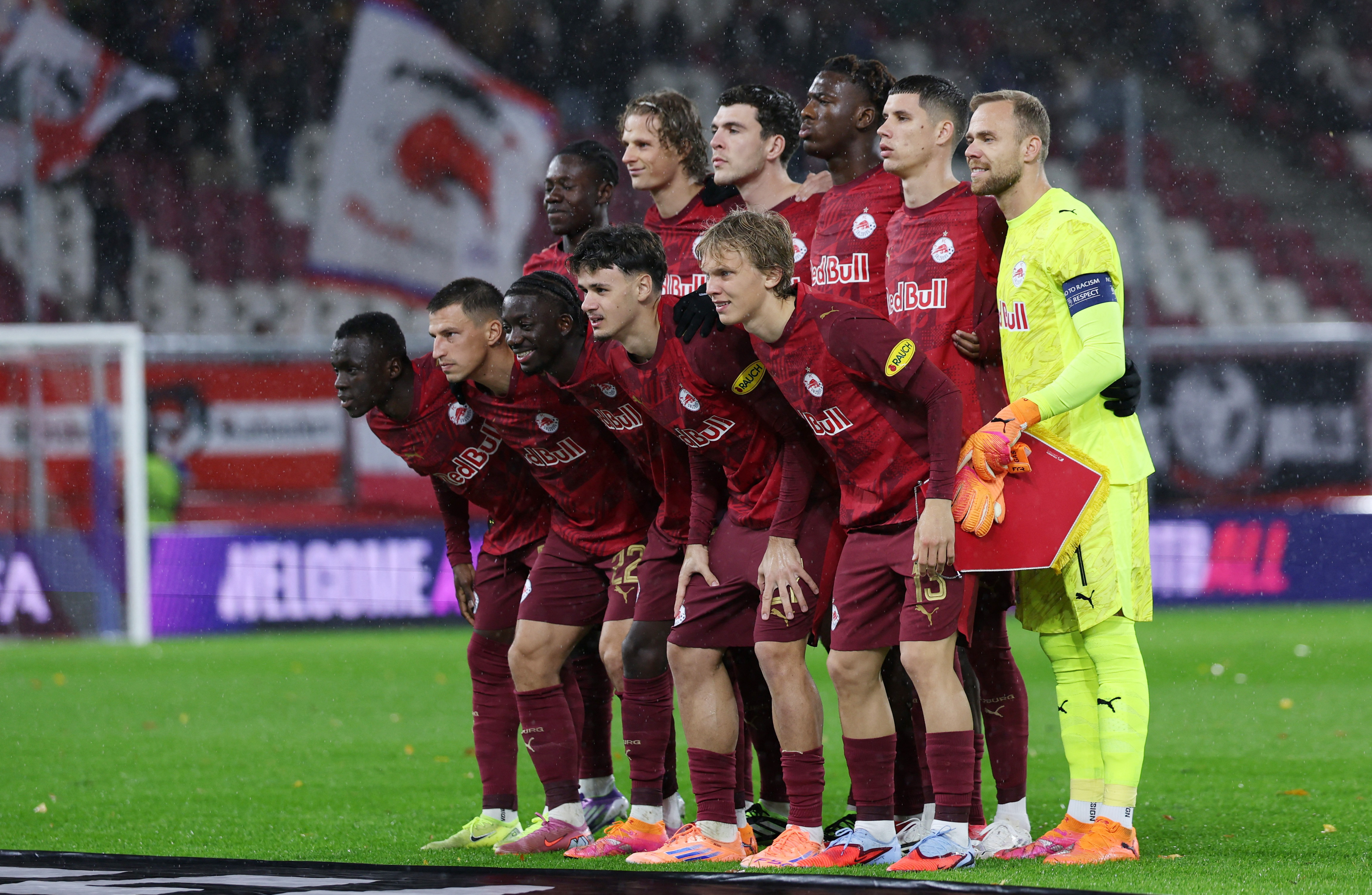 Soccer Football - UEFA Europa League - RB Salzburg v Ferencvaros - Stadion Salzburg, Salzburg, Austria - October 23, 2025 RB Salzburg players pose for a team group photo before the match REUTERS/Gintare Karpaviciute