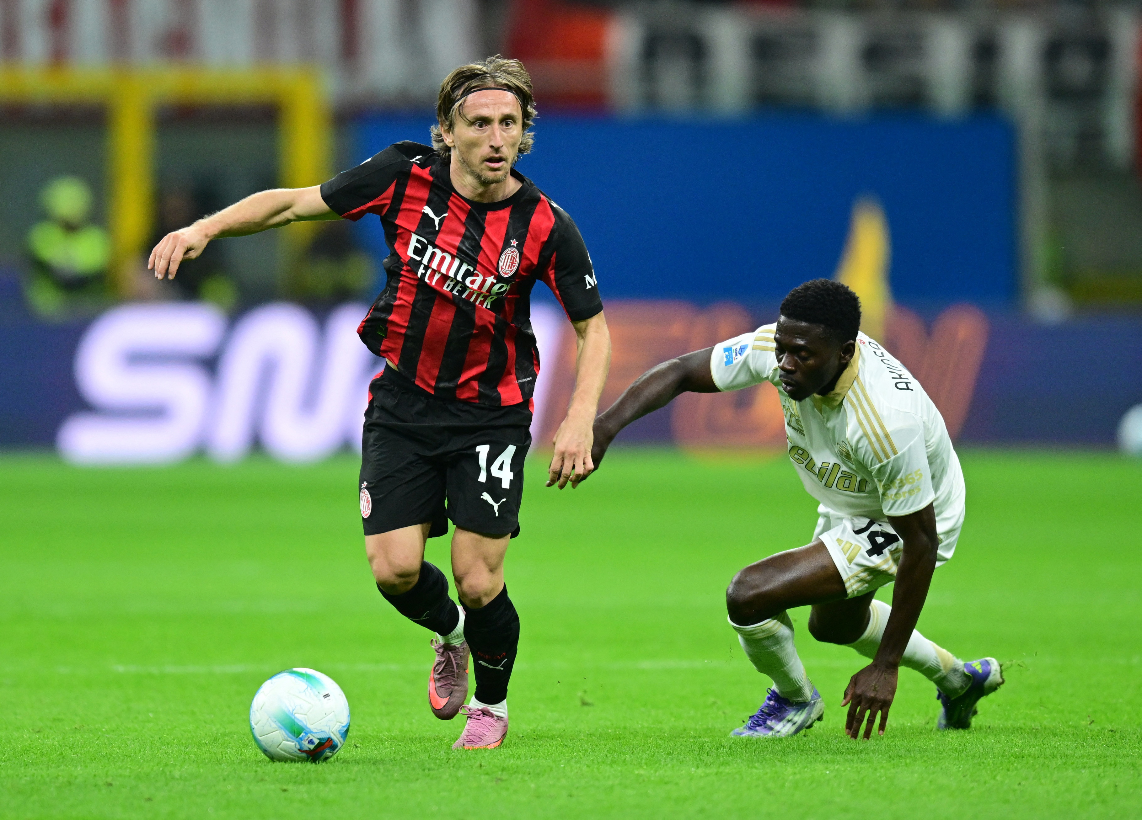 Soccer Football - Serie A - AC Milan v Pisa SC - San Siro, Milan, Italy - October 24, 2025 AC Milan's Luka Modric in action with Pisa SC's Ebenezer Akinsanmiro REUTERS/Daniele Mascolo