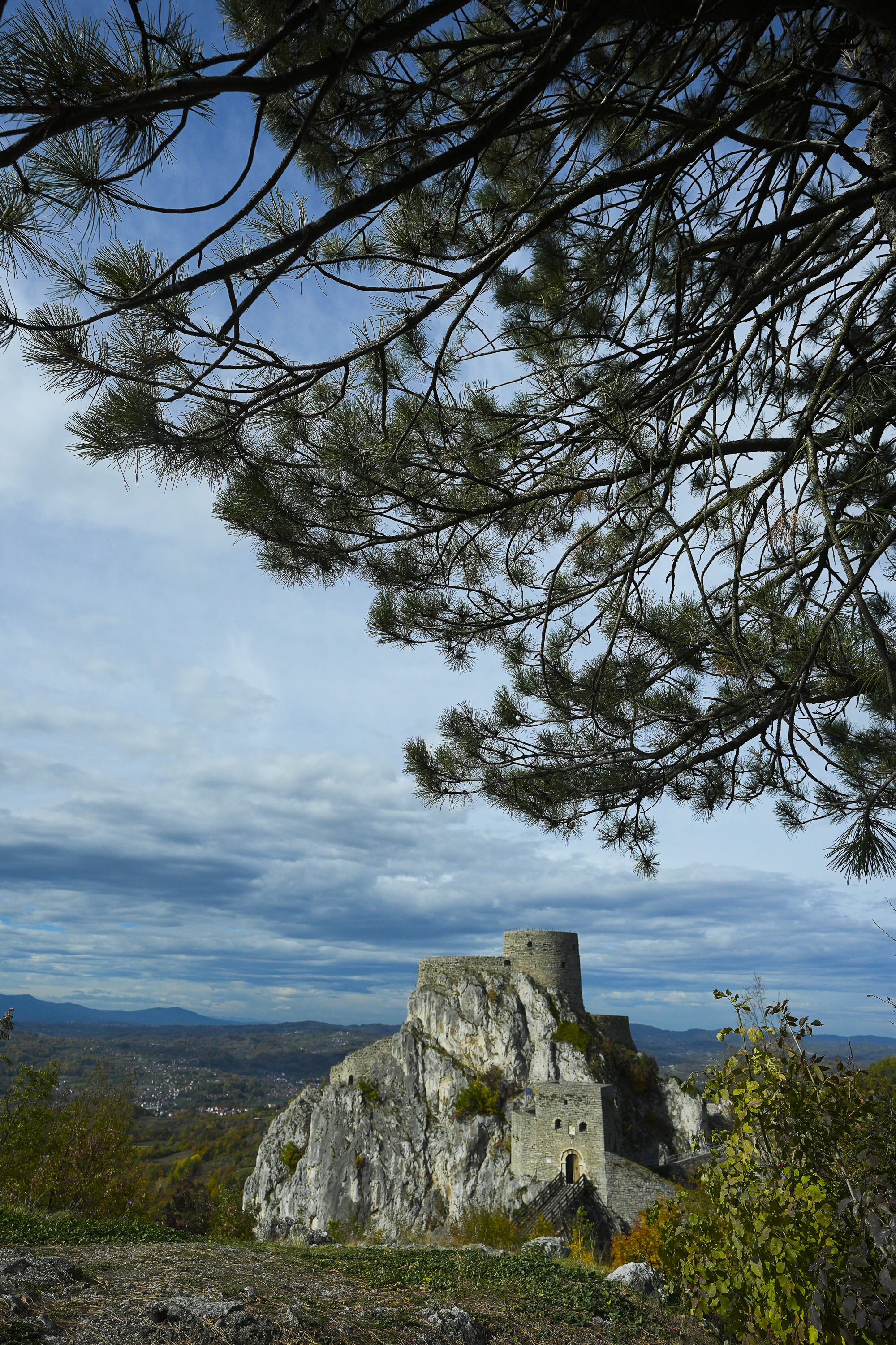Srebrenik , BiH - 24. oktobar 2025:U sjeni moćnih zidina Starog grada Srebrenika