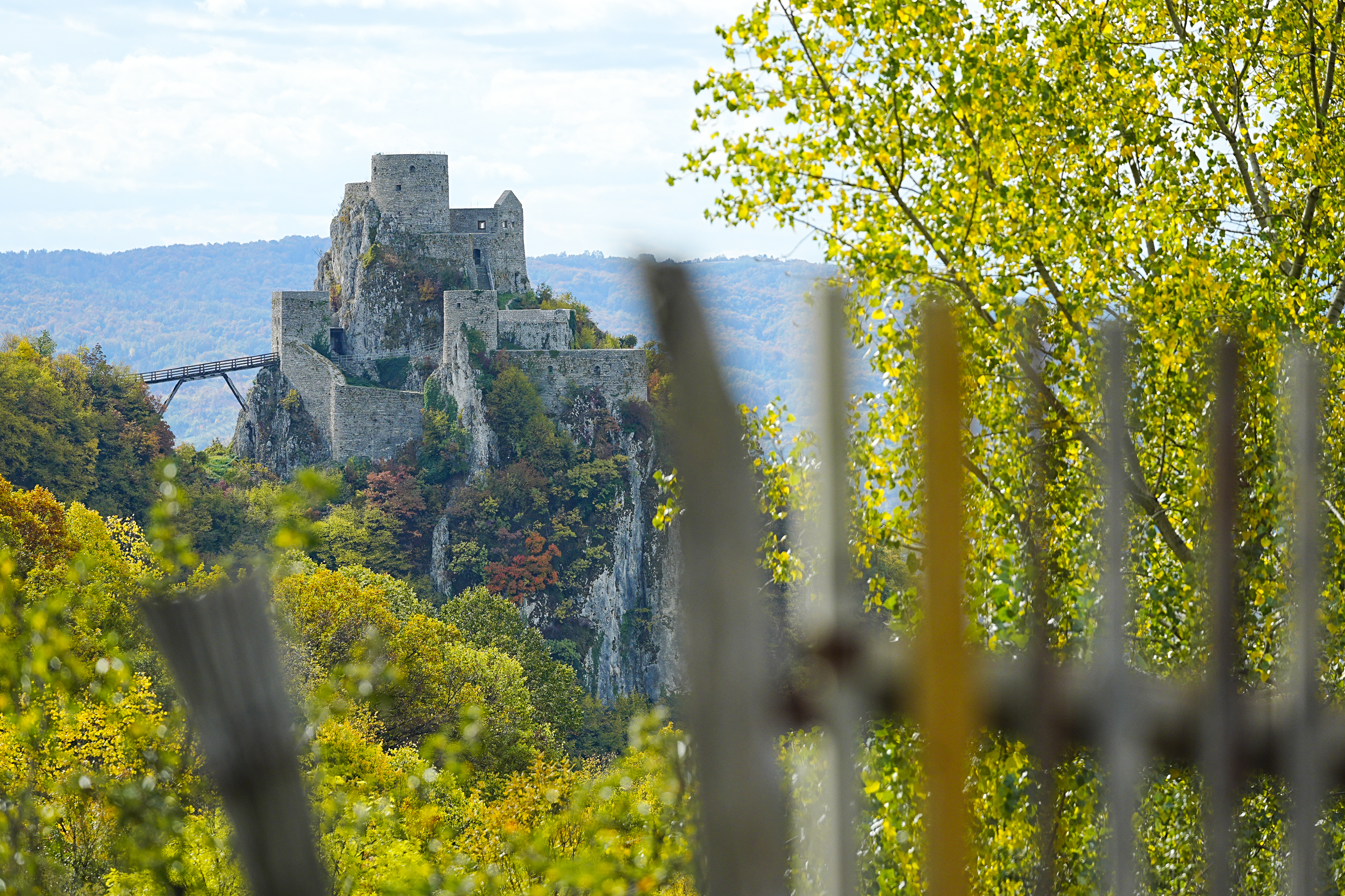 Srebrenik , BiH - 24. oktobar 2025:U sjeni moćnih zidina Starog grada Srebrenika