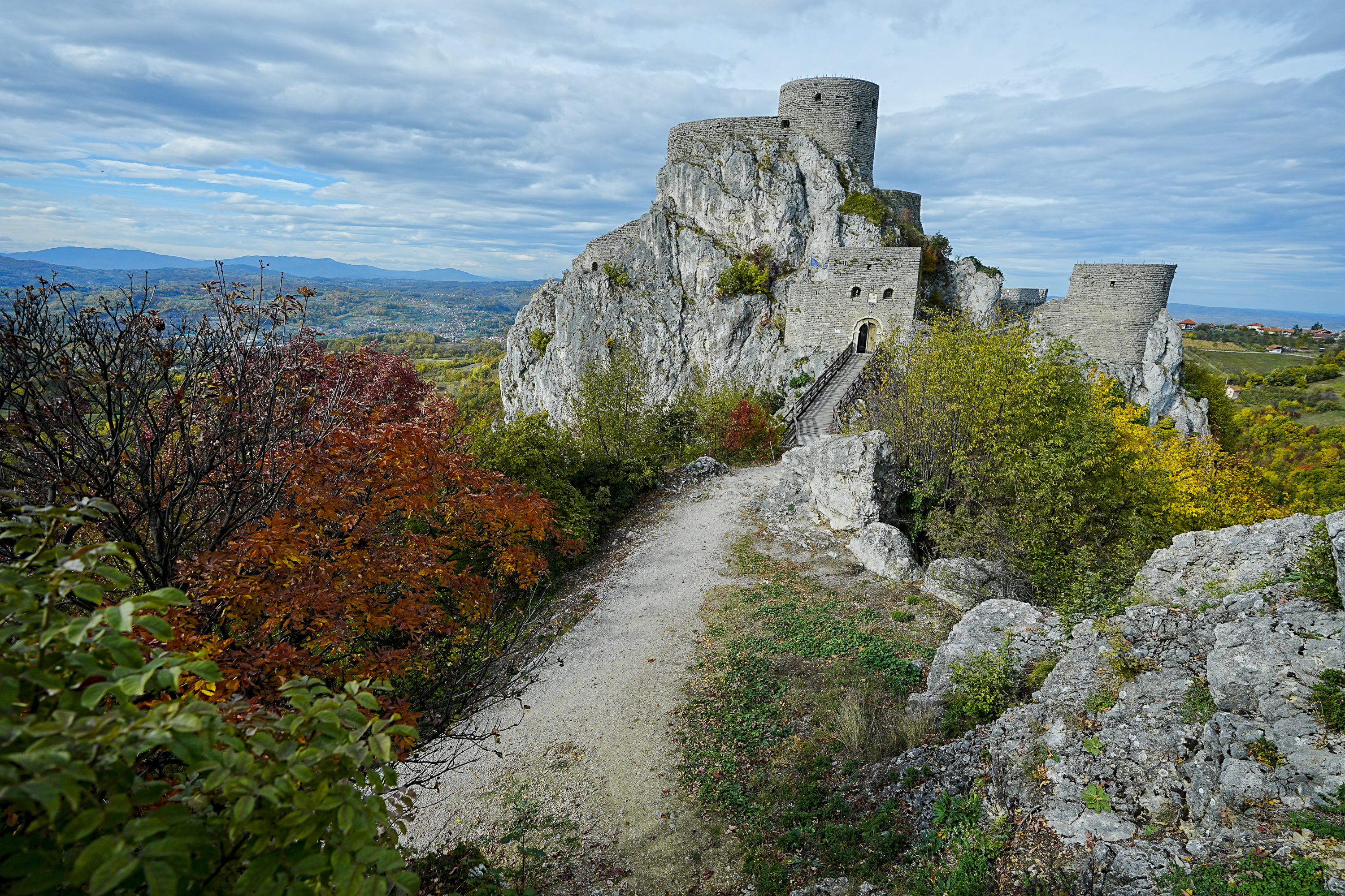 Srebrenik , BiH - 24. oktobar 2025:U sjeni moćnih zidina Starog grada Srebrenika