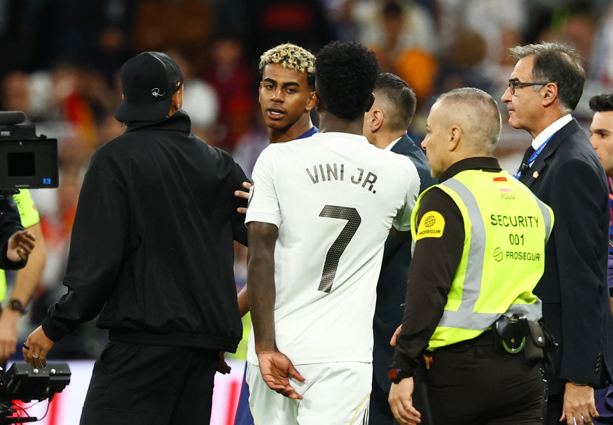 Soccer Football - LaLiga - Real Madrid v FC Barcelona - Santiago Bernabeu, Madrid, Spain - October 26, 2025 FC Barcelona's Lamine Yamal and Real Madrid's Vinicius Junior clash after the match REUTERS/Susana Vera