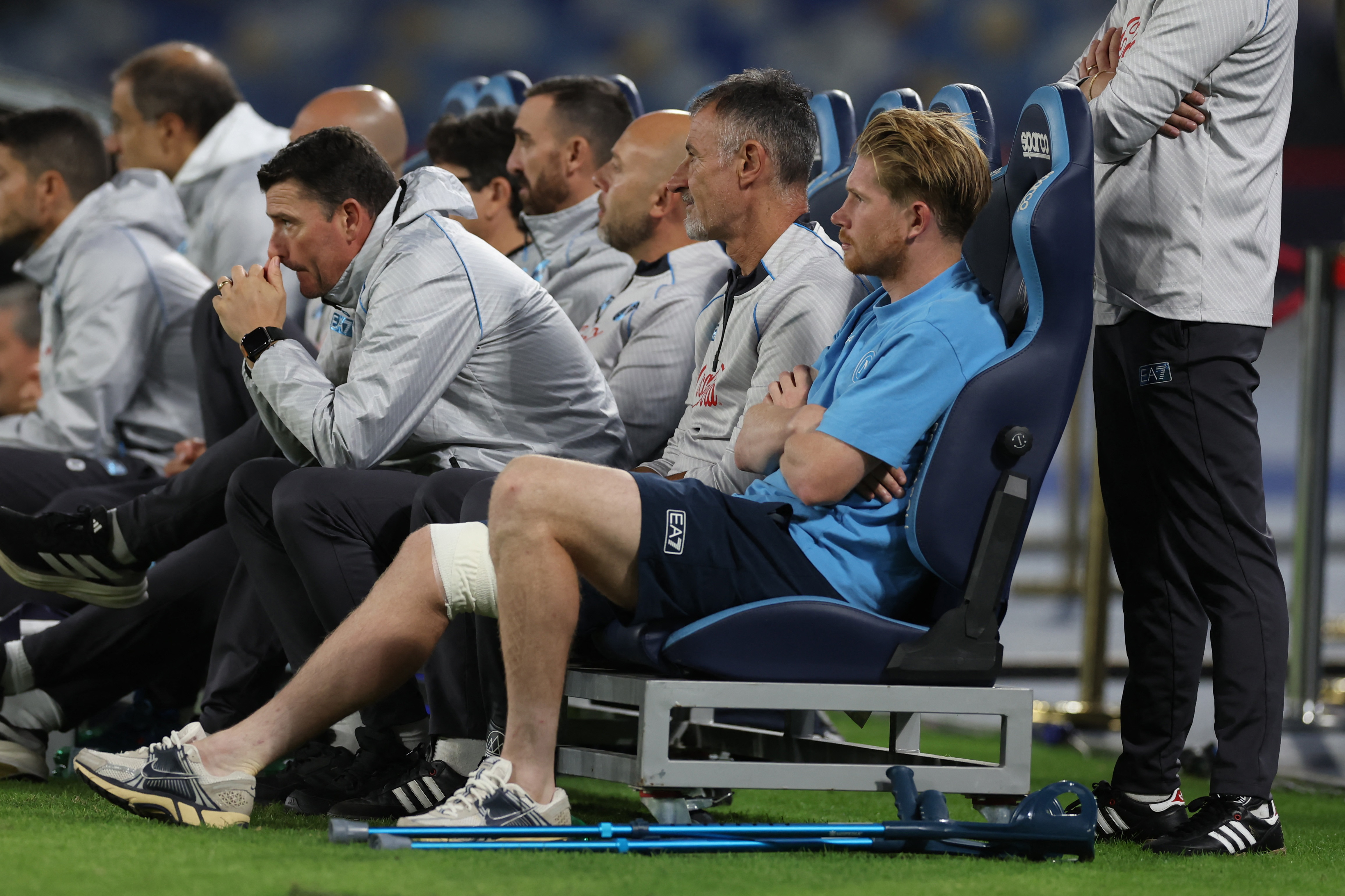 Soccer Football - Serie A - Napoli v Inter Milan - Stadio Diego Armando Maradona, Naples, Italy - October 25, 2025 Napoli's Kevin De Bruyne watches from the sidelines after being substituted after sustaining an injury REUTERS/Ciro De Luca