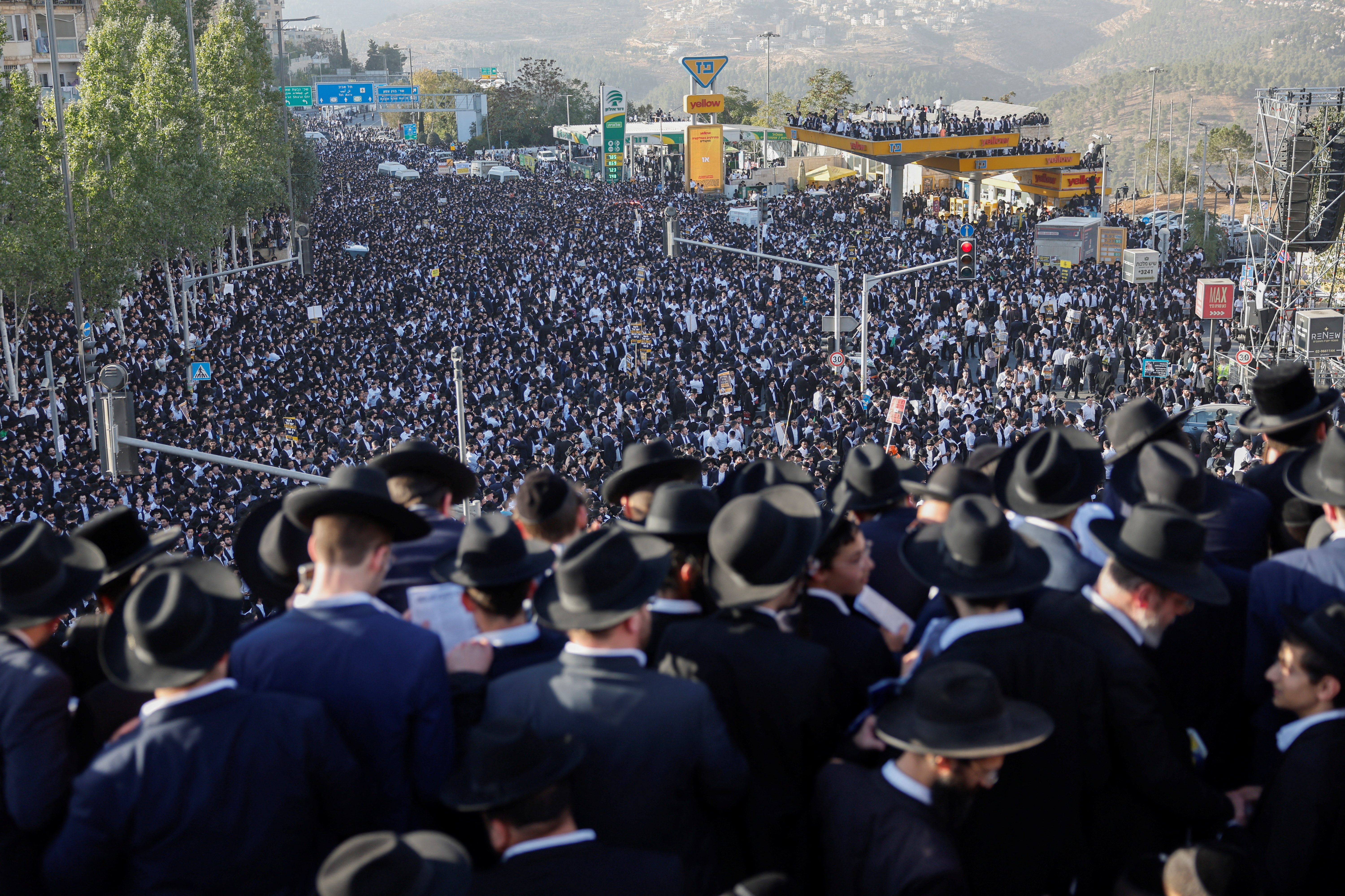 Ultra-Orthodox Jewish men gather on and below the Chords Bridge during the "Million Man" protest against Israeli military conscription in Jerusalem, October 30, 2025. REUTERS/Ammar Awad